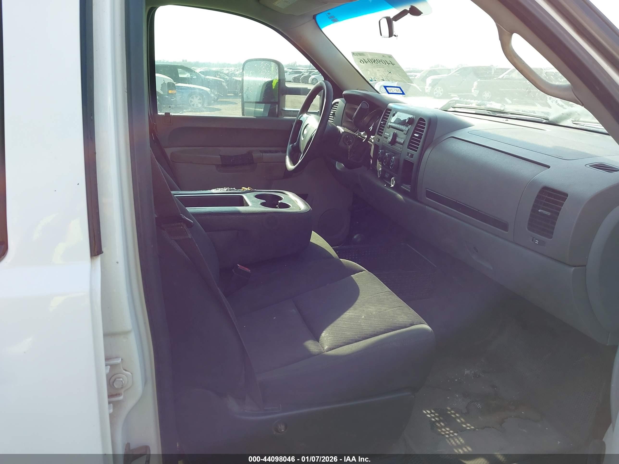 CHEVROLET SILVERADO image 5