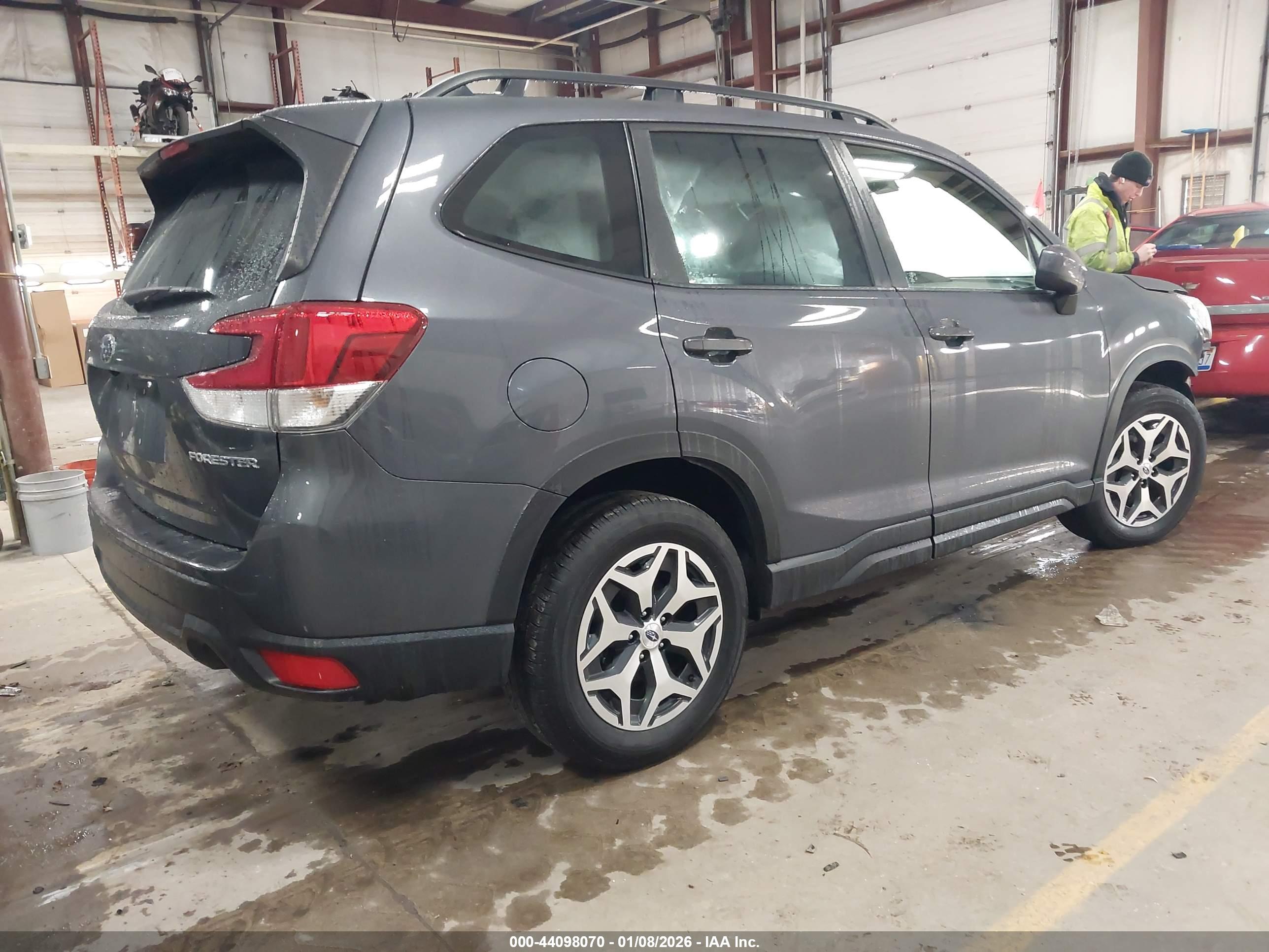 SUBARU FORESTER image 4