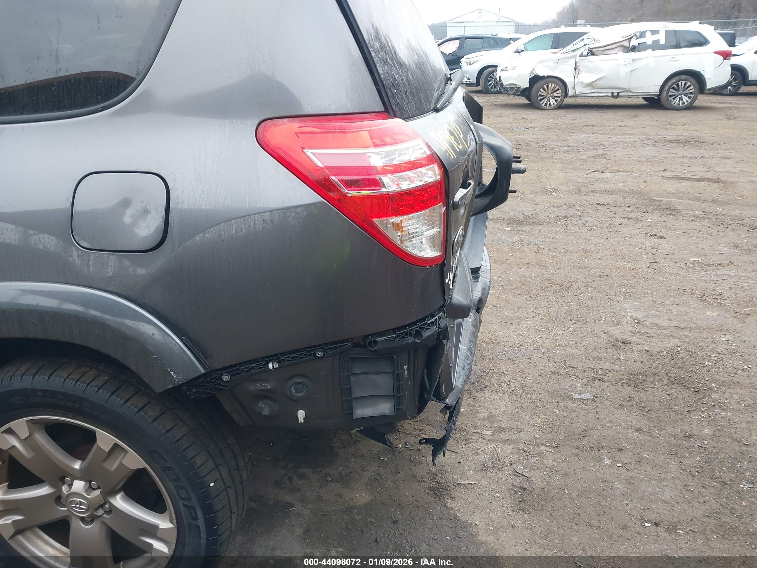 TOYOTA RAV4 image 6