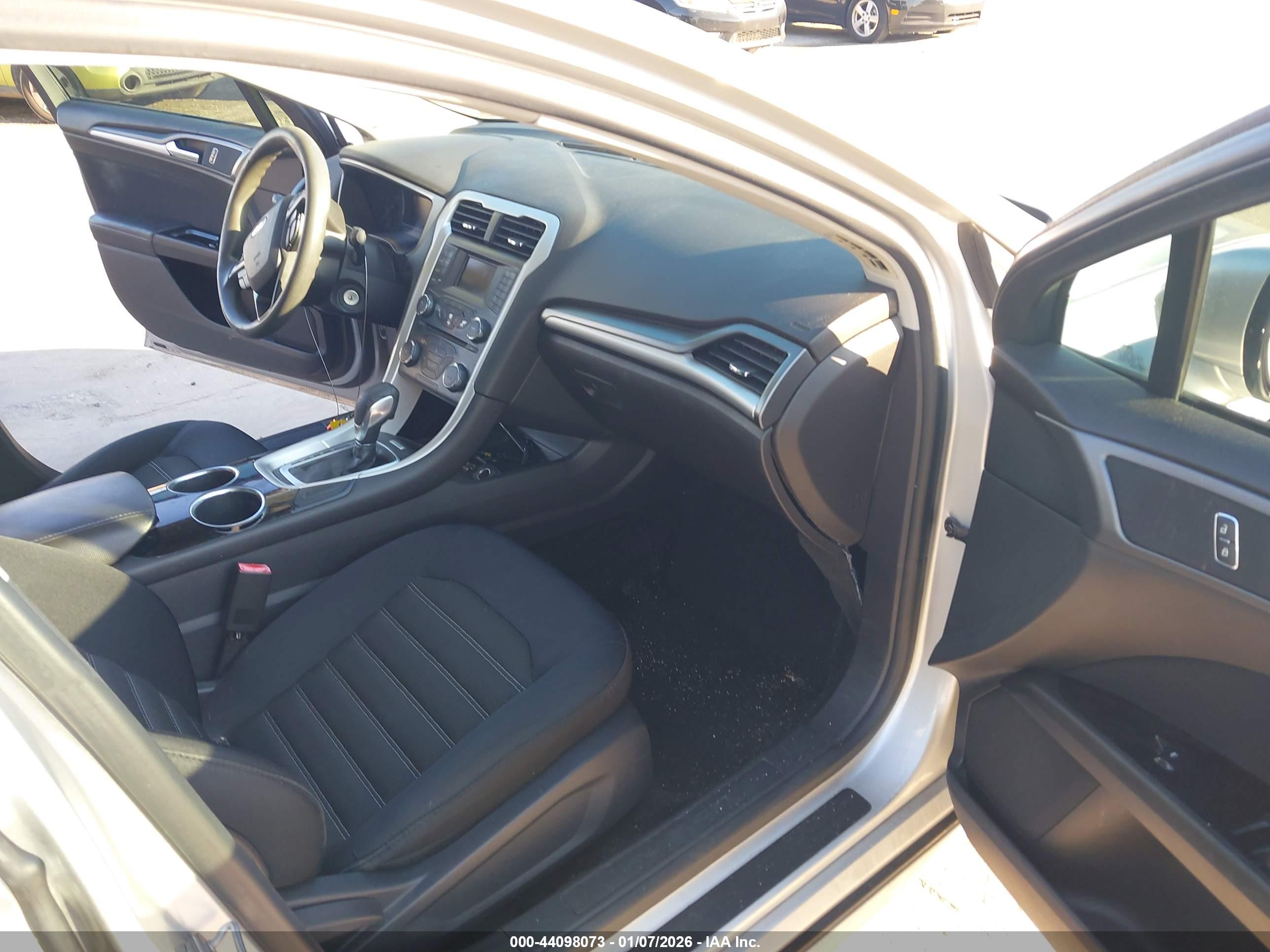 FORD FUSION image 5