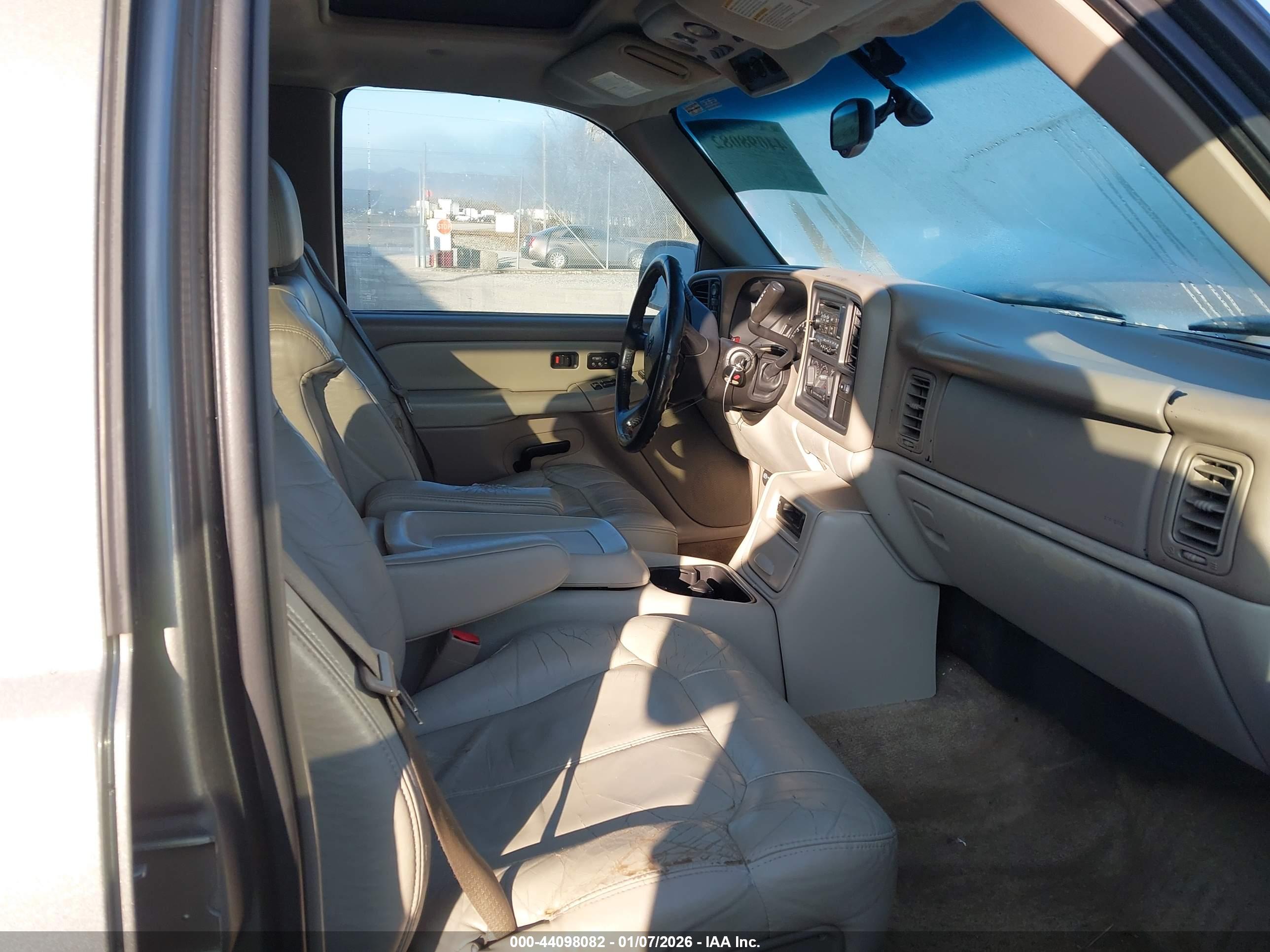 CHEVROLET SUBURBAN image 5