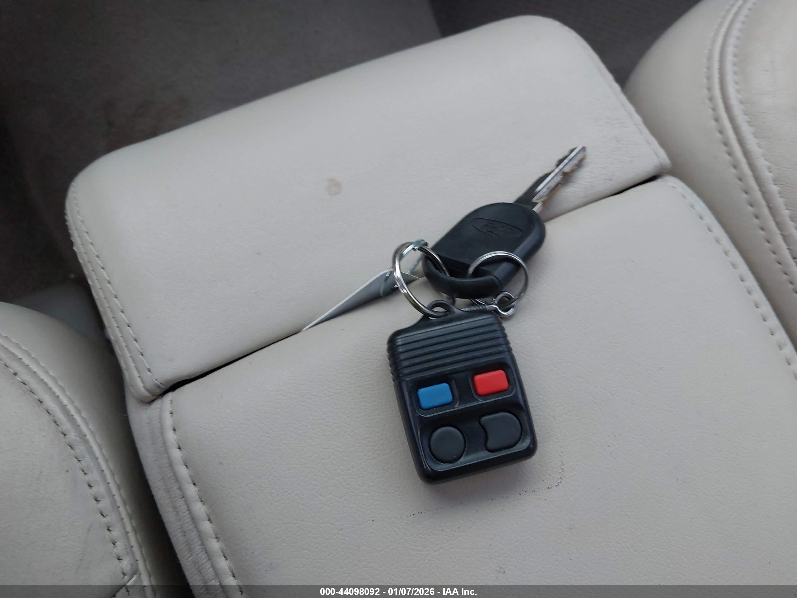 LINCOLN TOWN image 11