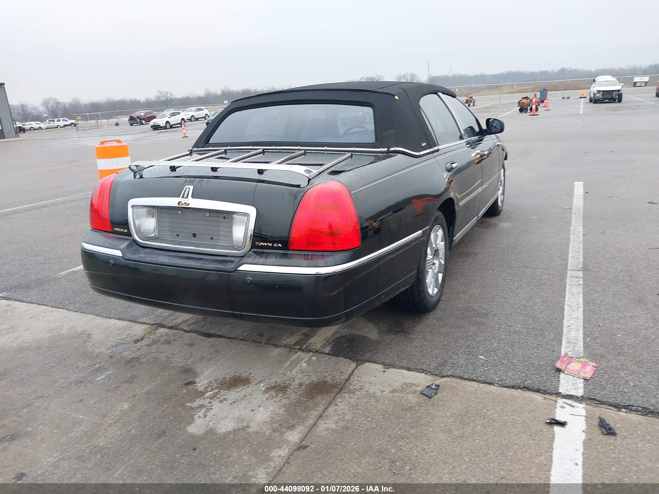 LINCOLN TOWN image 4