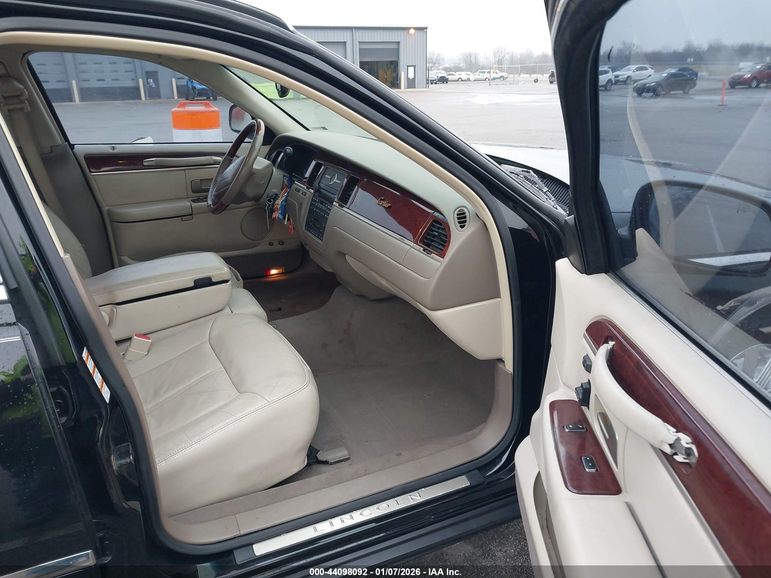LINCOLN TOWN image 5