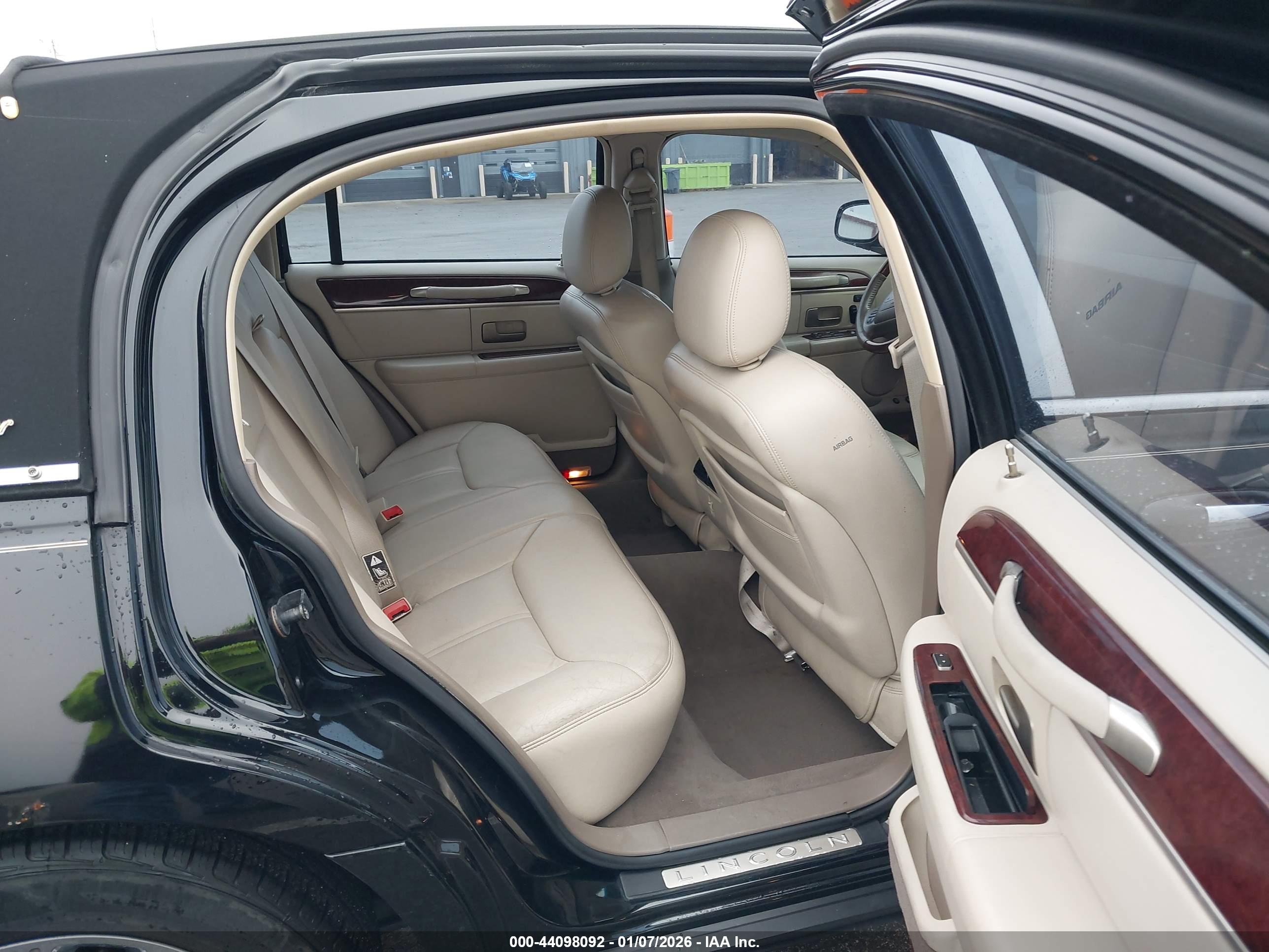 LINCOLN TOWN image 8
