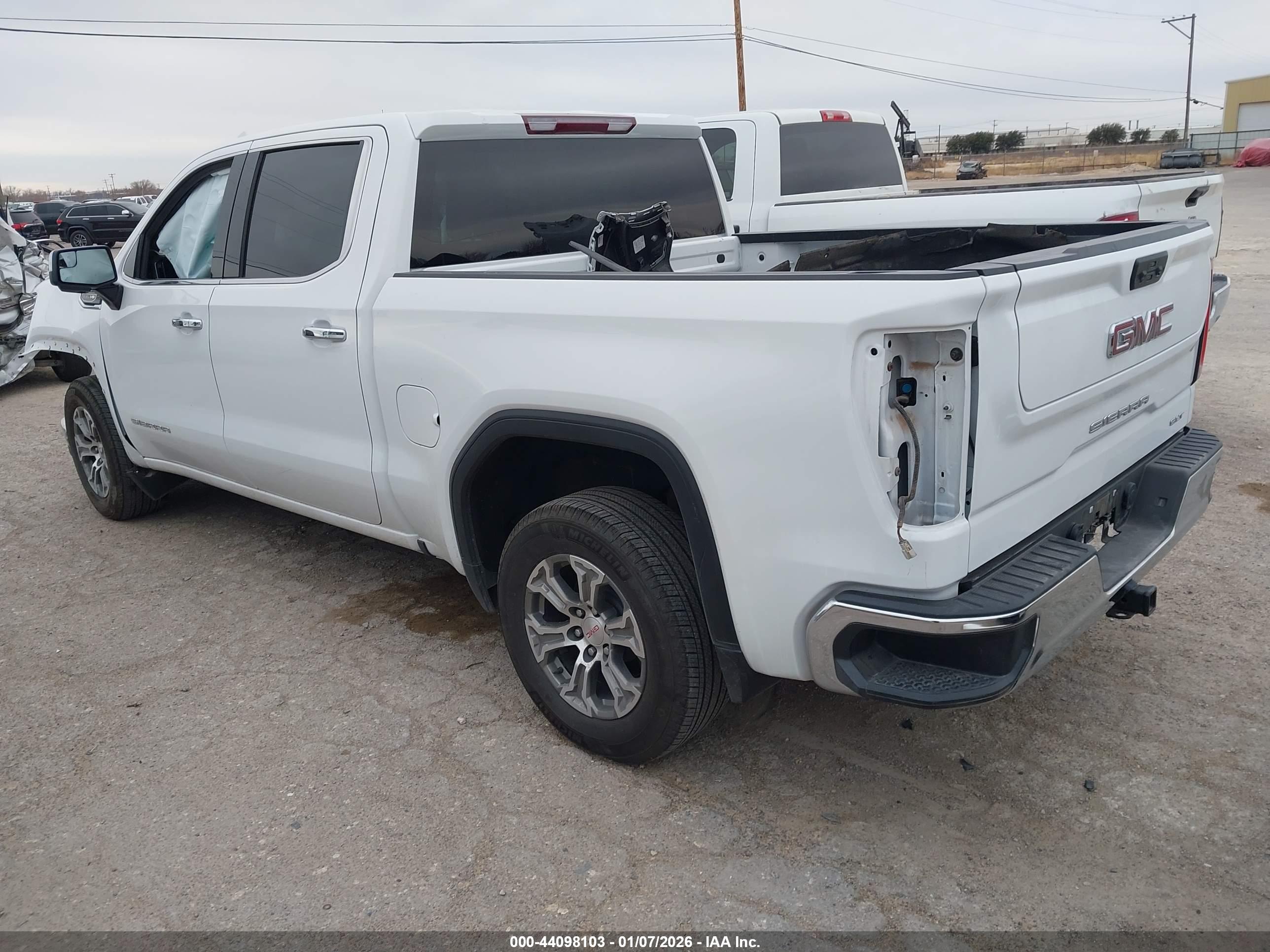 GMC SIERRA image 3