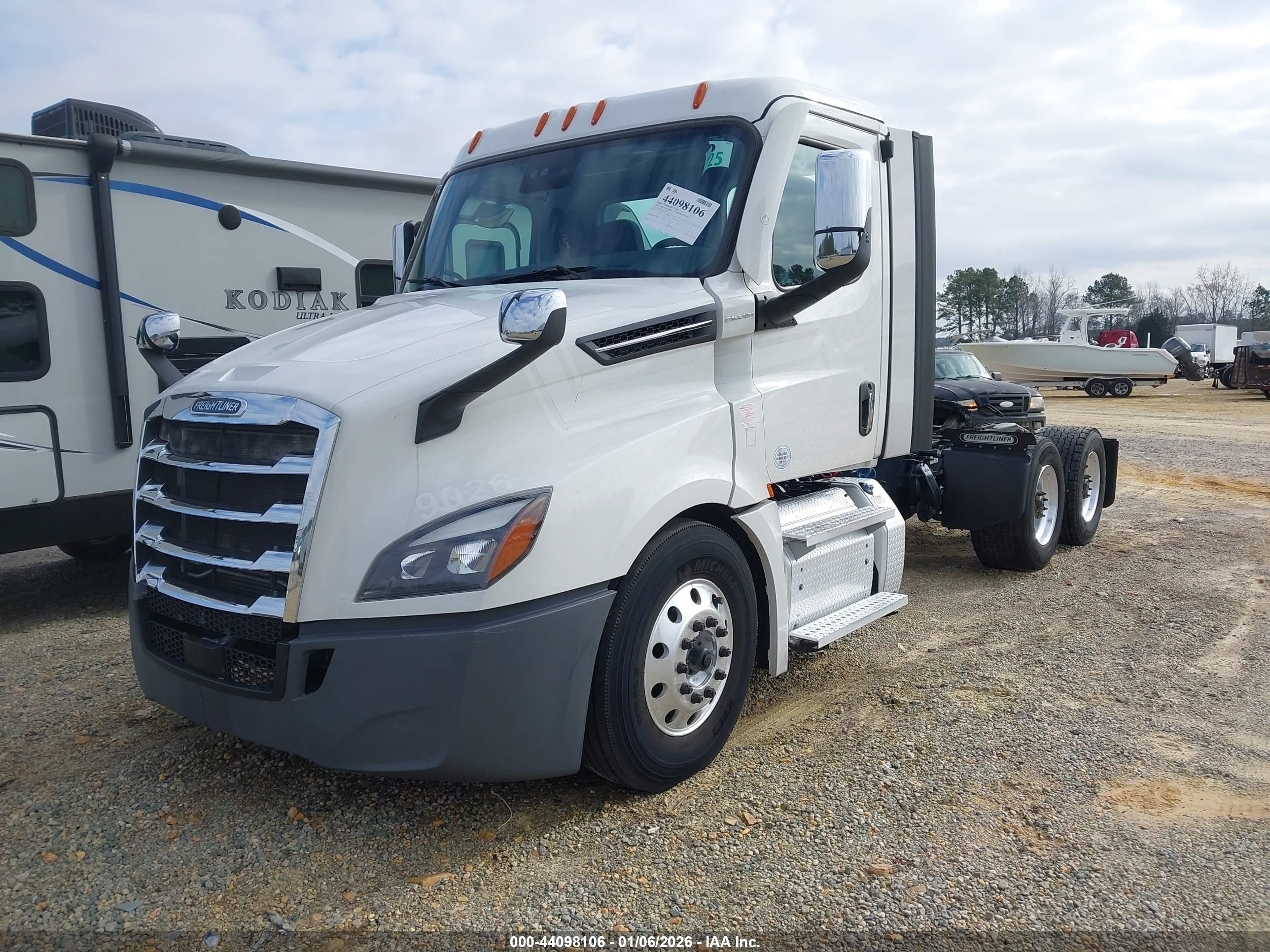 FREIGHTLINER NEW image 2