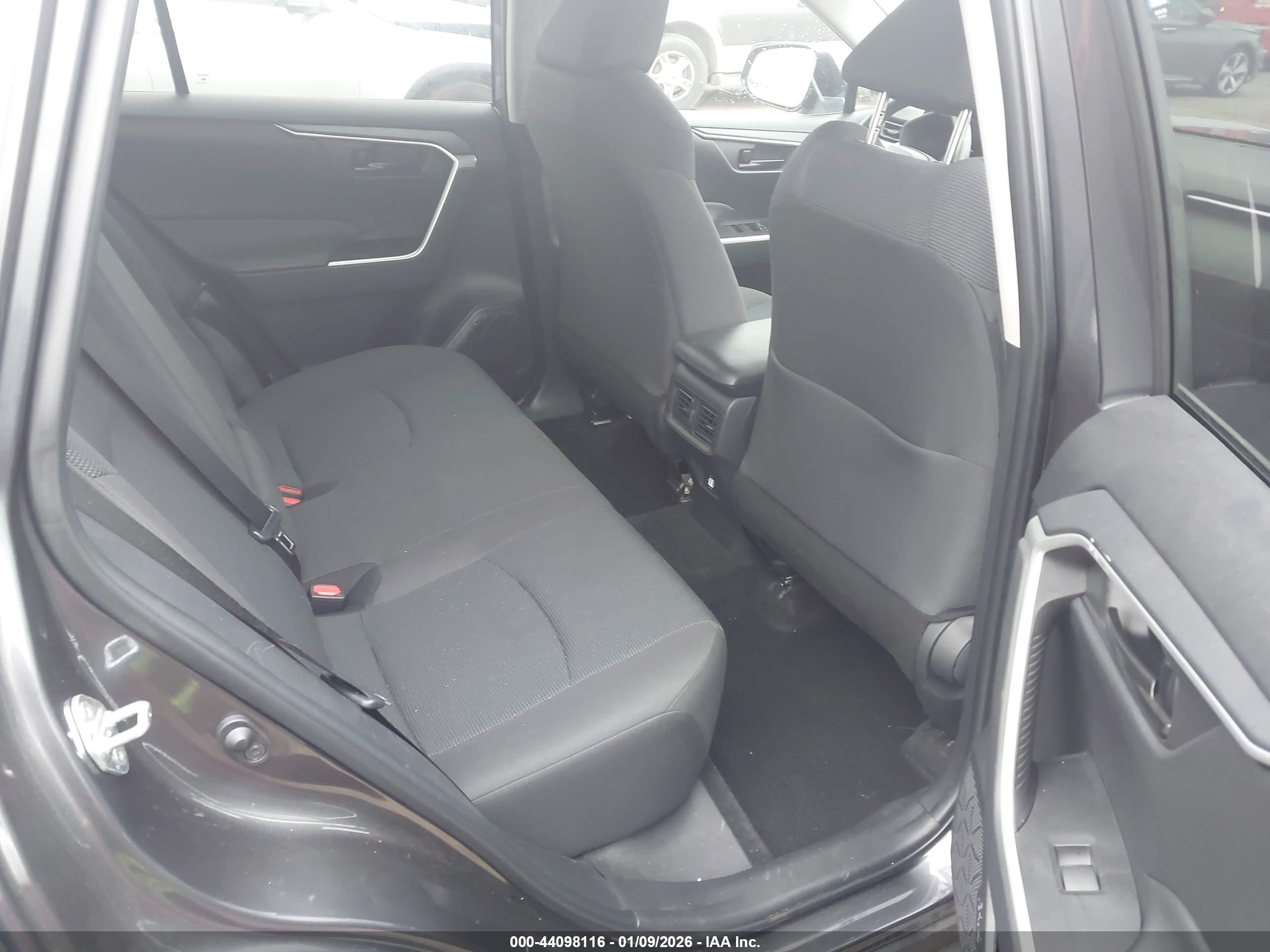 TOYOTA RAV4 image 8
