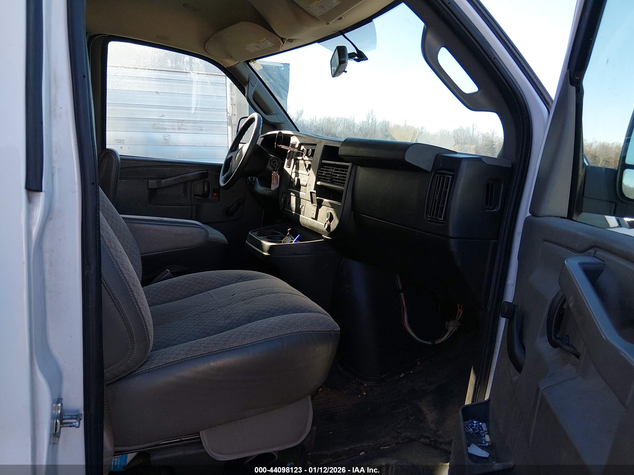 CHEVROLET EXPRESS image 7