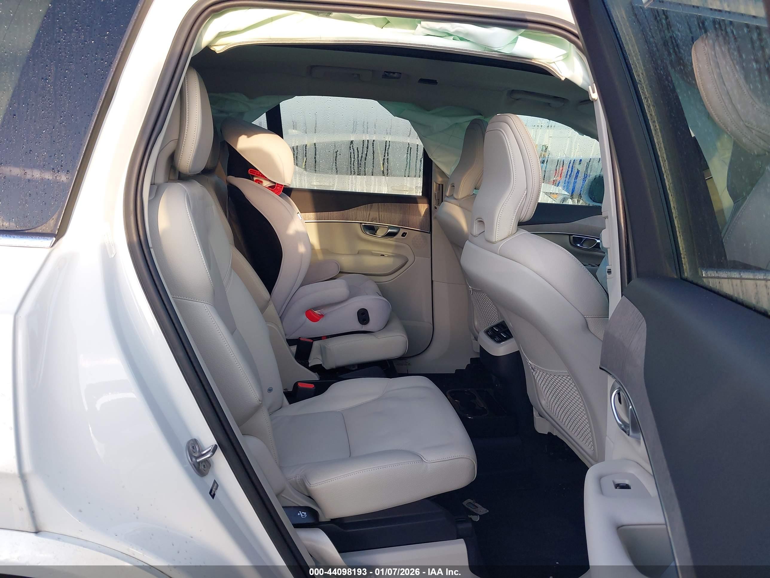 VOLVO XC90 image 8