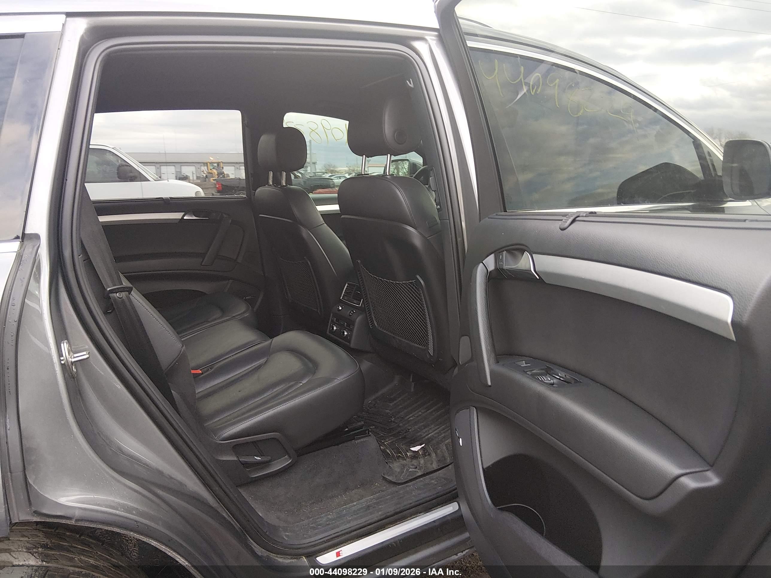 AUDI Q7 image 8