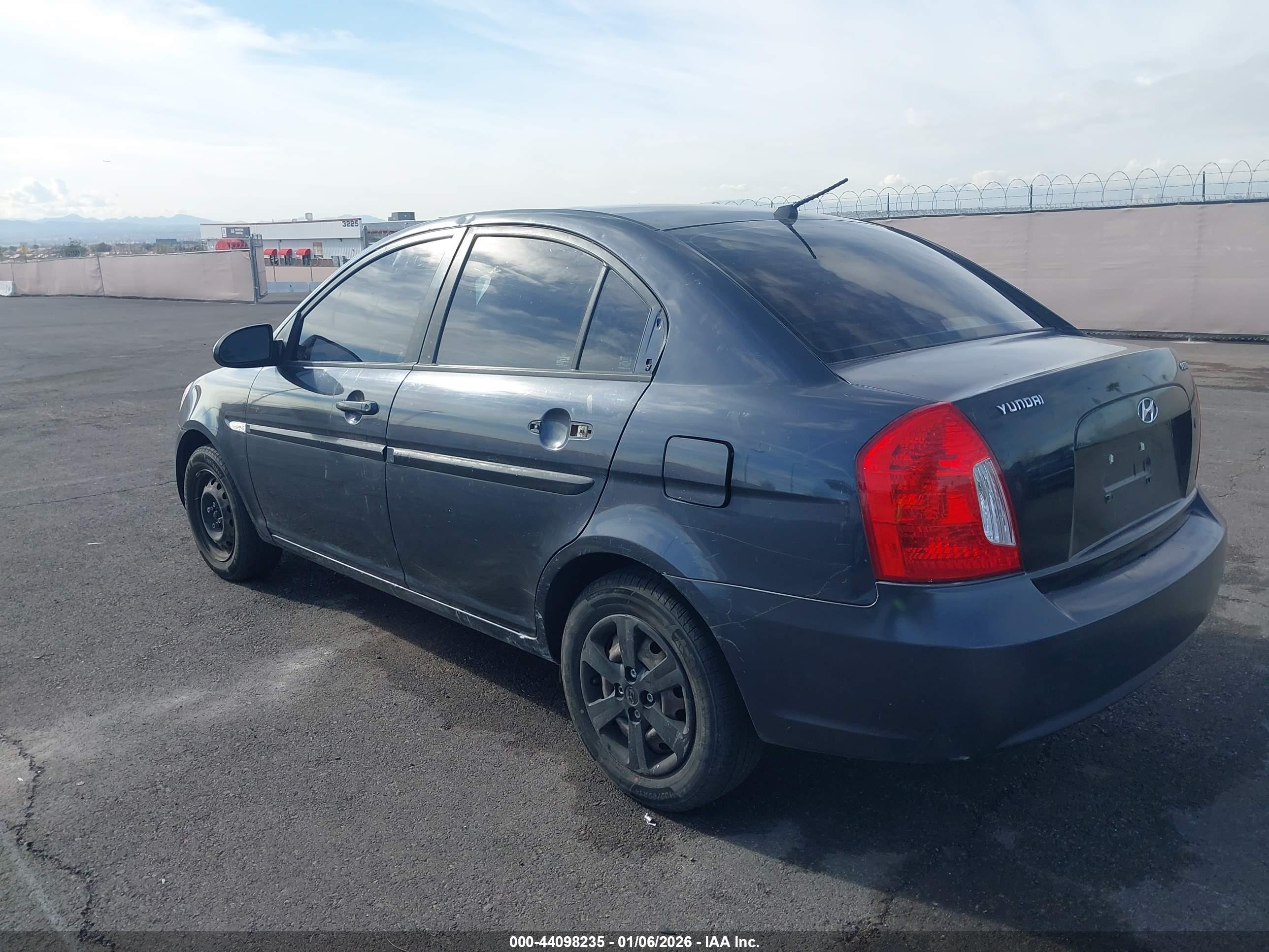 HYUNDAI ACCENT image 3