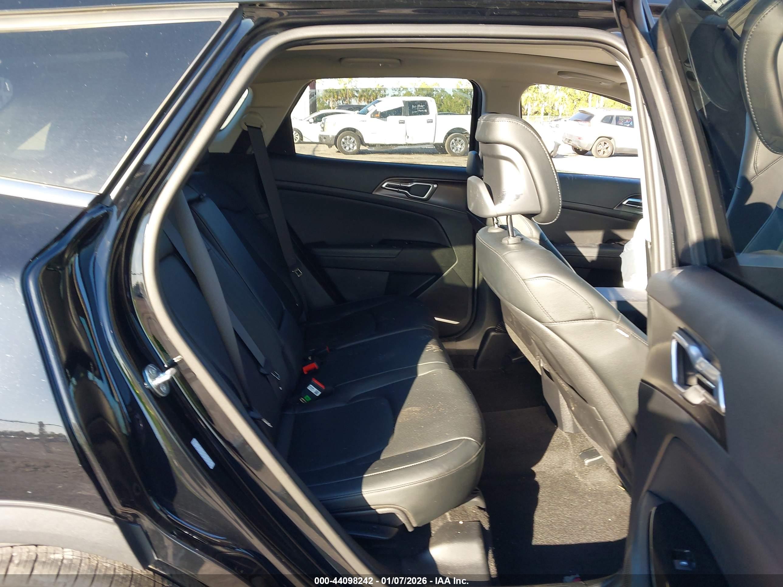 KIA SPORTAGE image 8