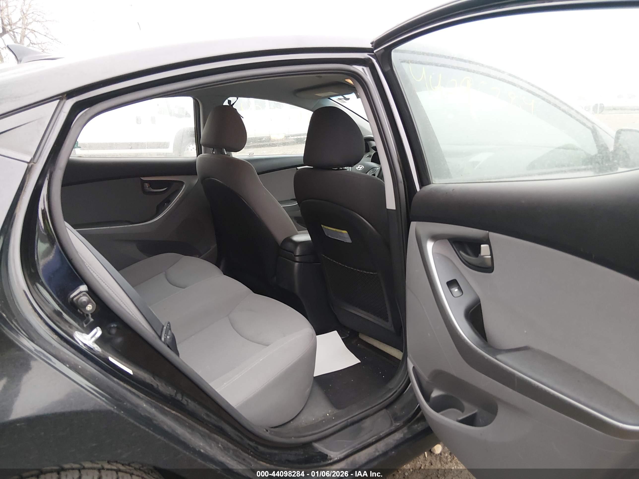 HYUNDAI ELANTRA image 8