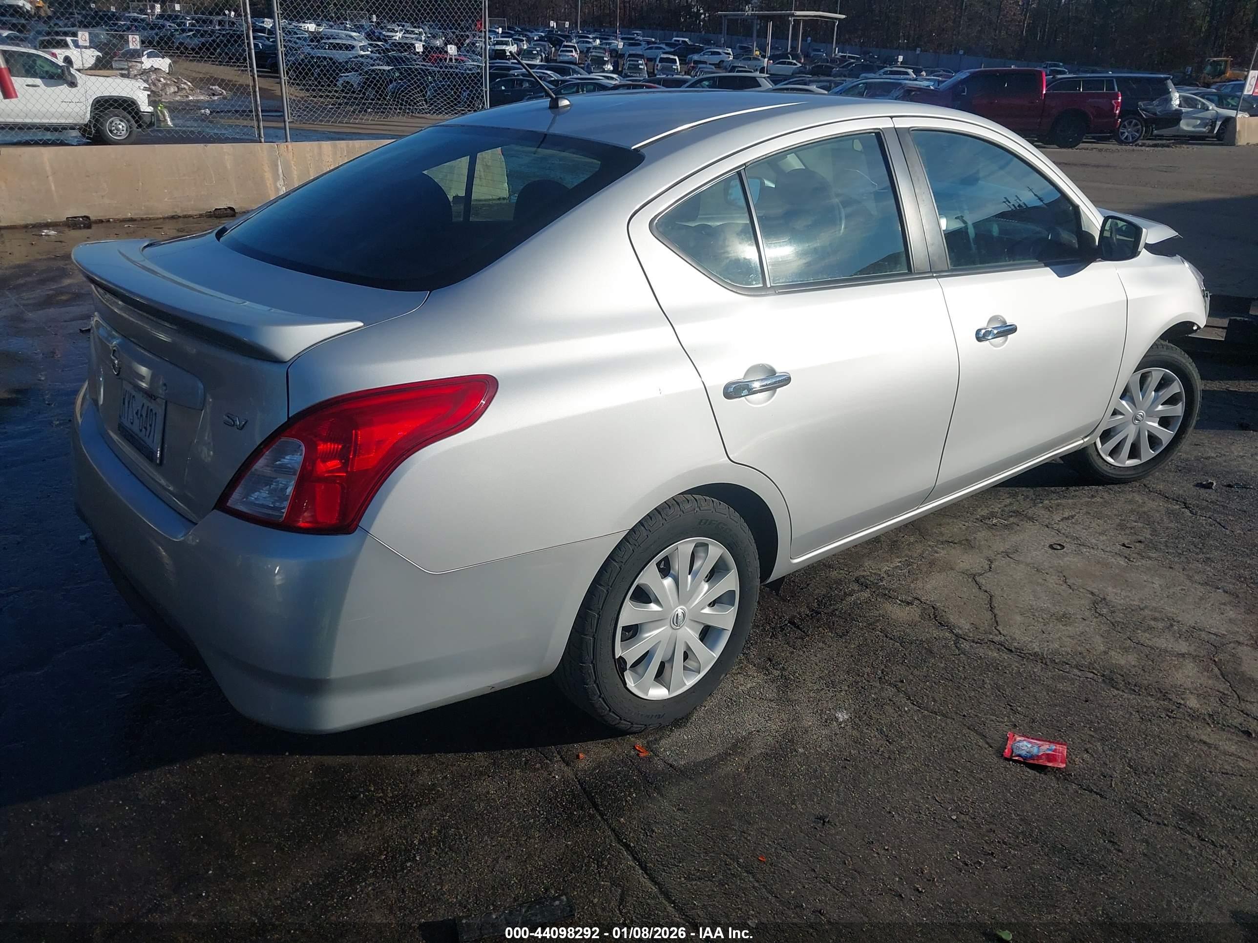 NISSAN VERSA image 4
