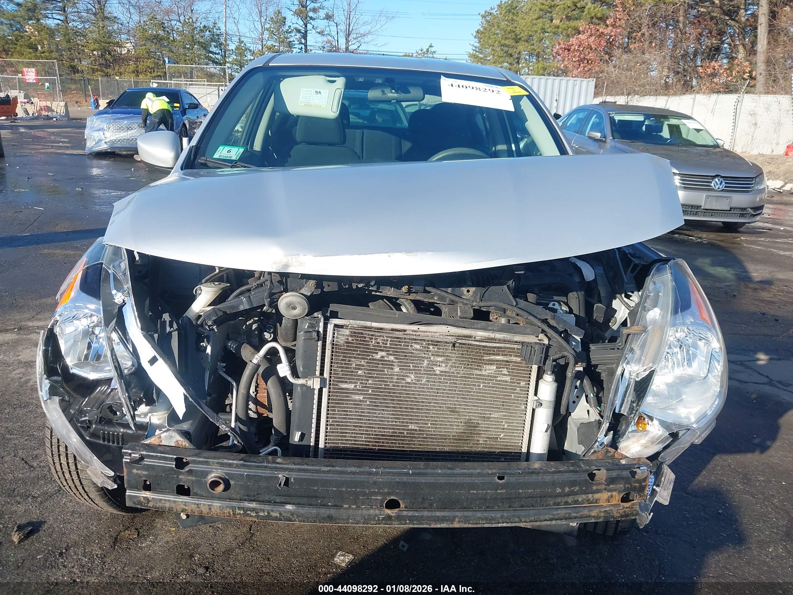 NISSAN VERSA image 6