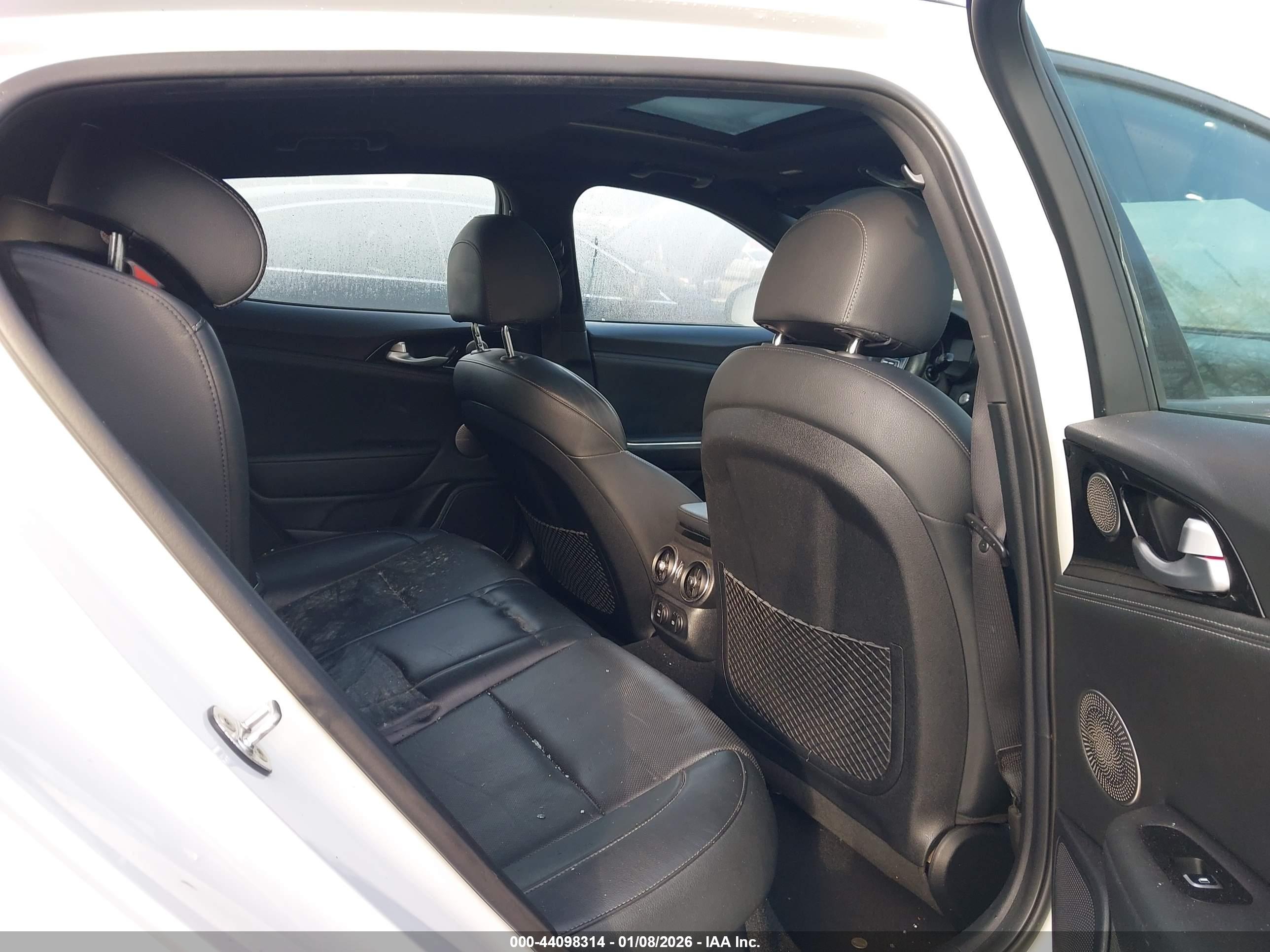KIA STINGER image 8