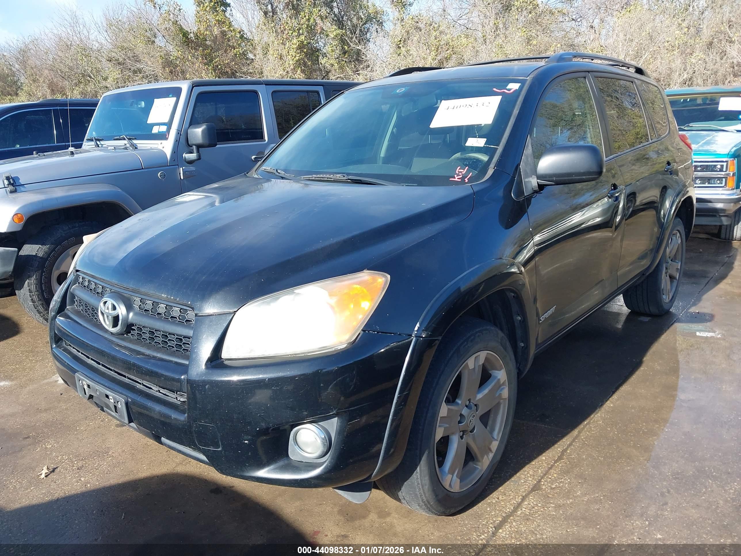 TOYOTA RAV4 image 2