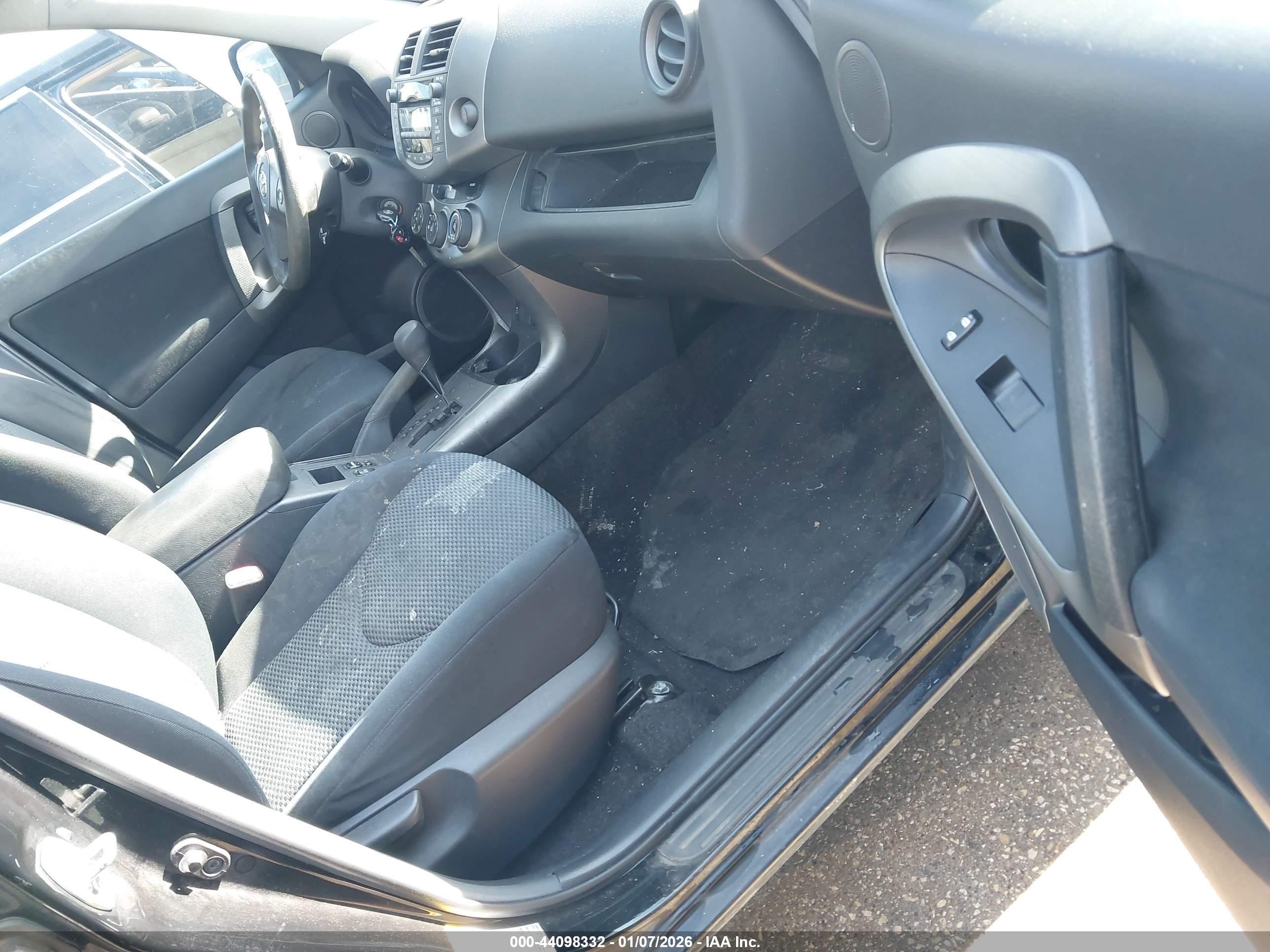 TOYOTA RAV4 image 5