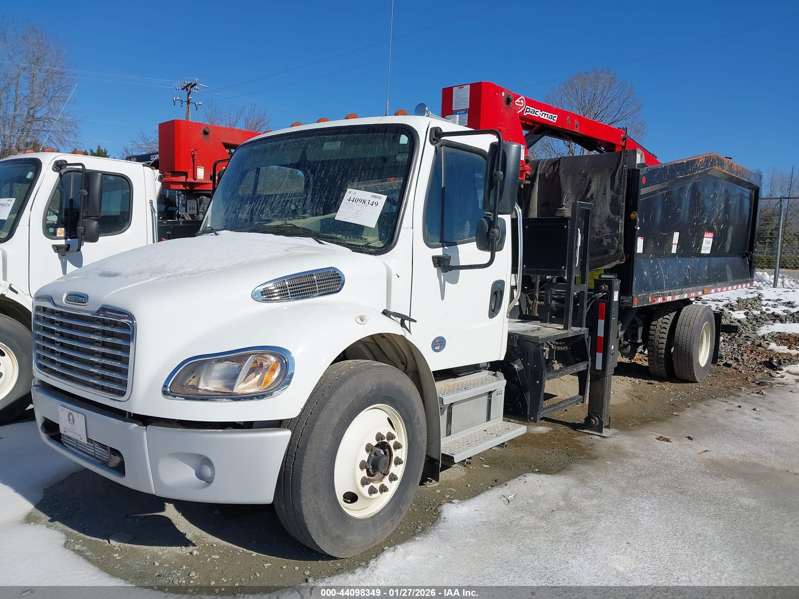 FREIGHTLINER M2 image 2