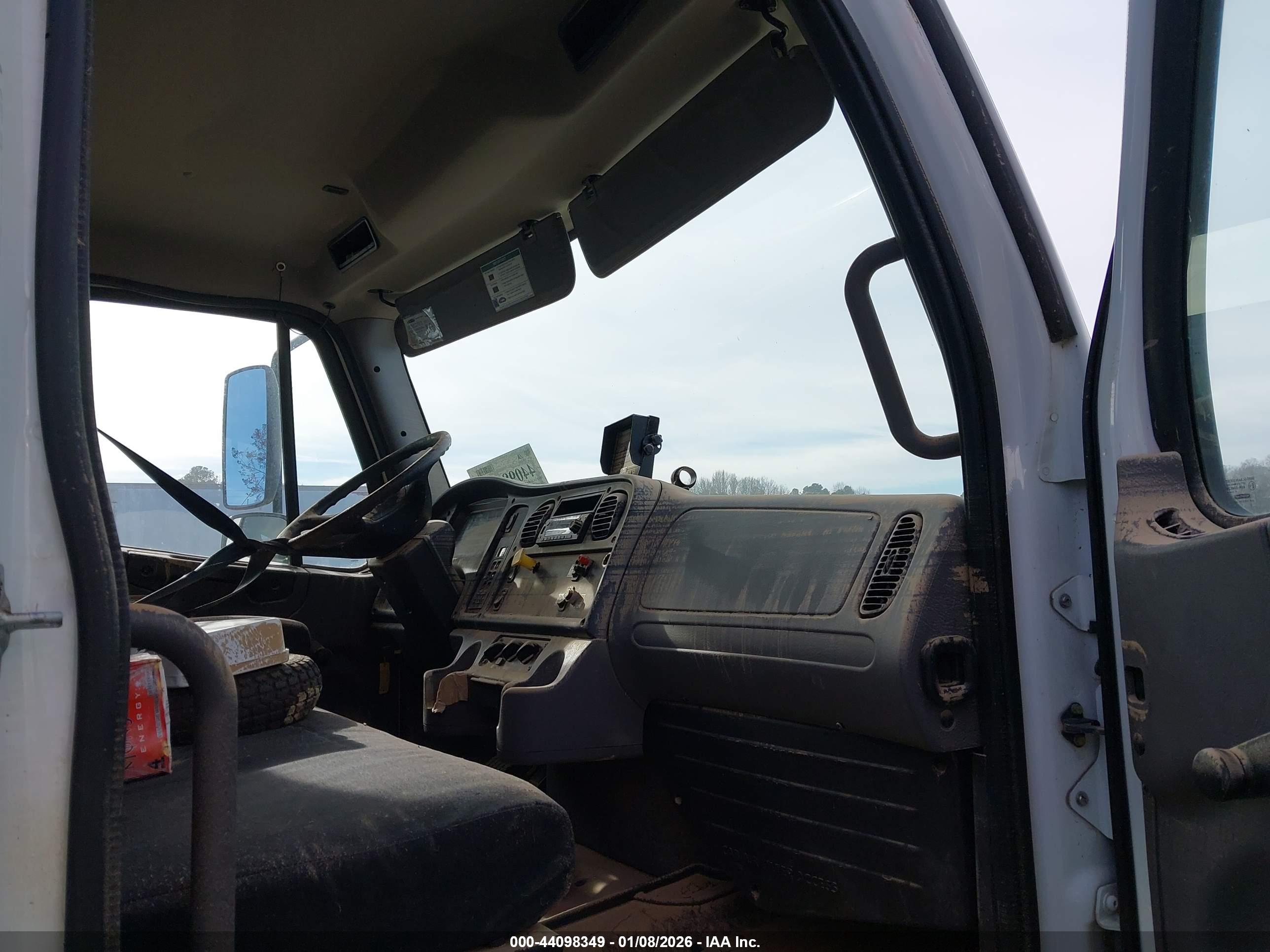 FREIGHTLINER M2 image 5