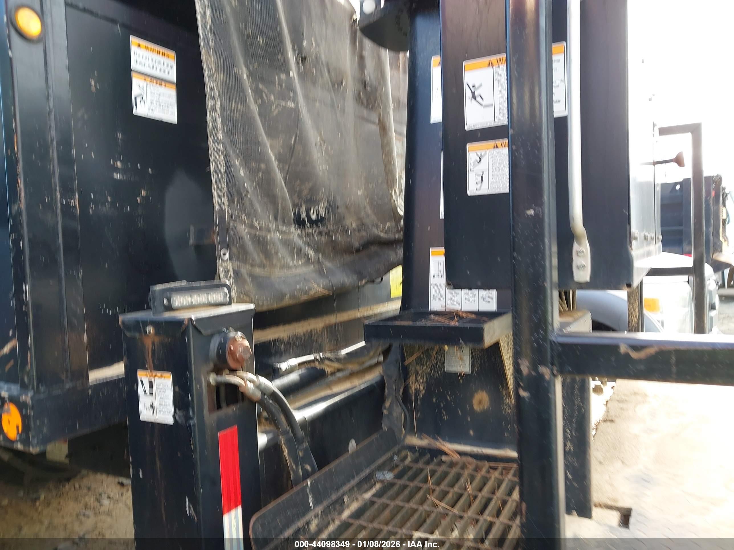FREIGHTLINER M2 image 8