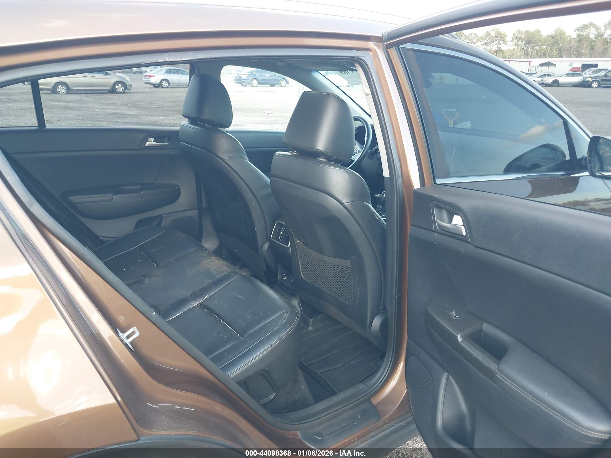 KIA SPORTAGE image 8