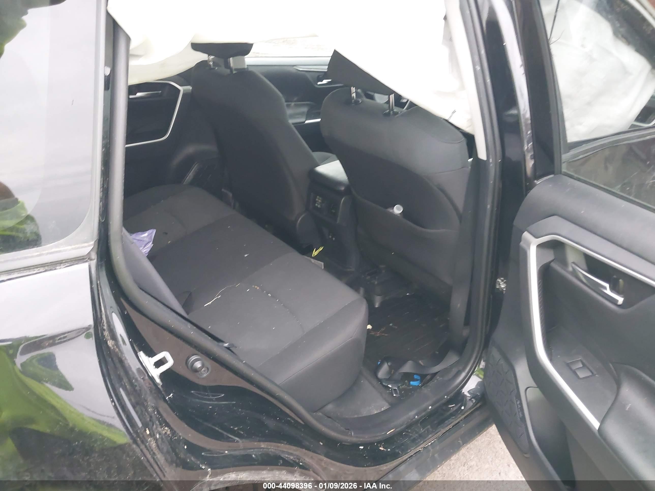 TOYOTA RAV4 image 8