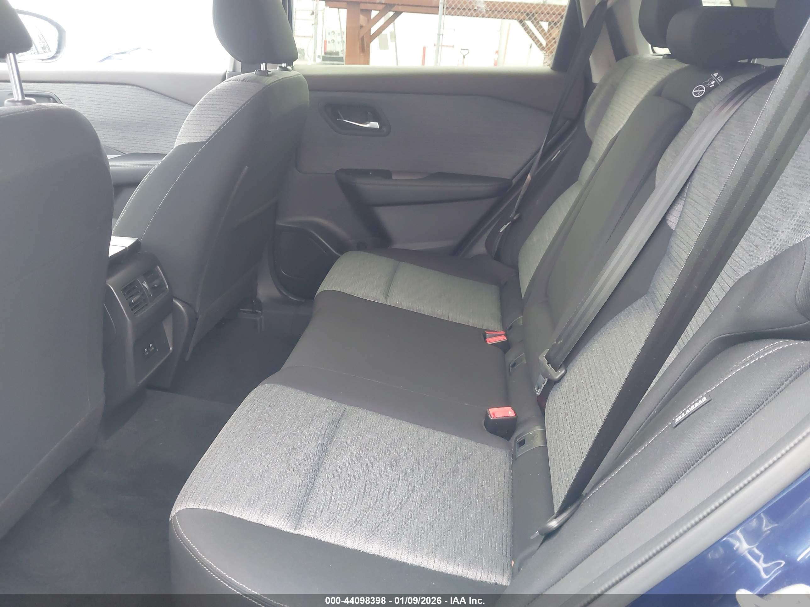 NISSAN ROGUE image 8