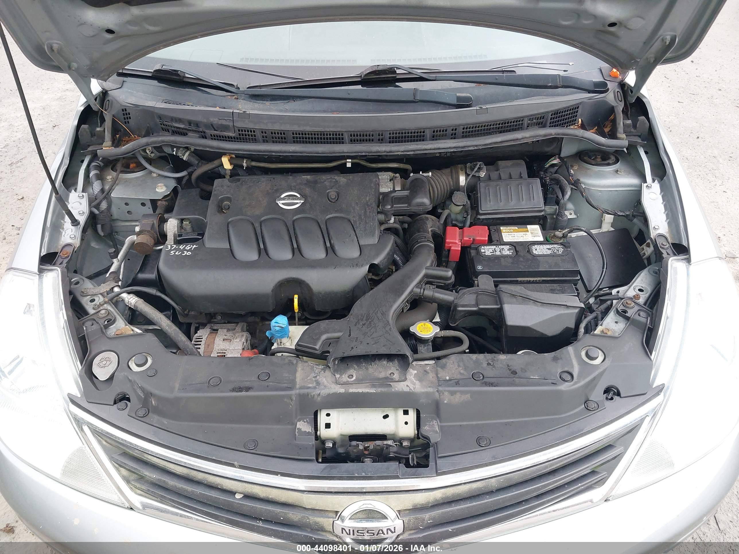 NISSAN VERSA image 10