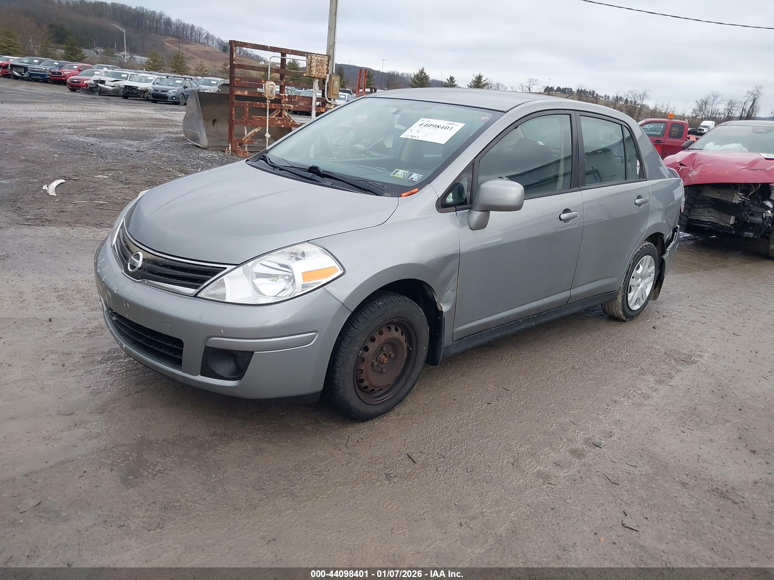NISSAN VERSA image 2