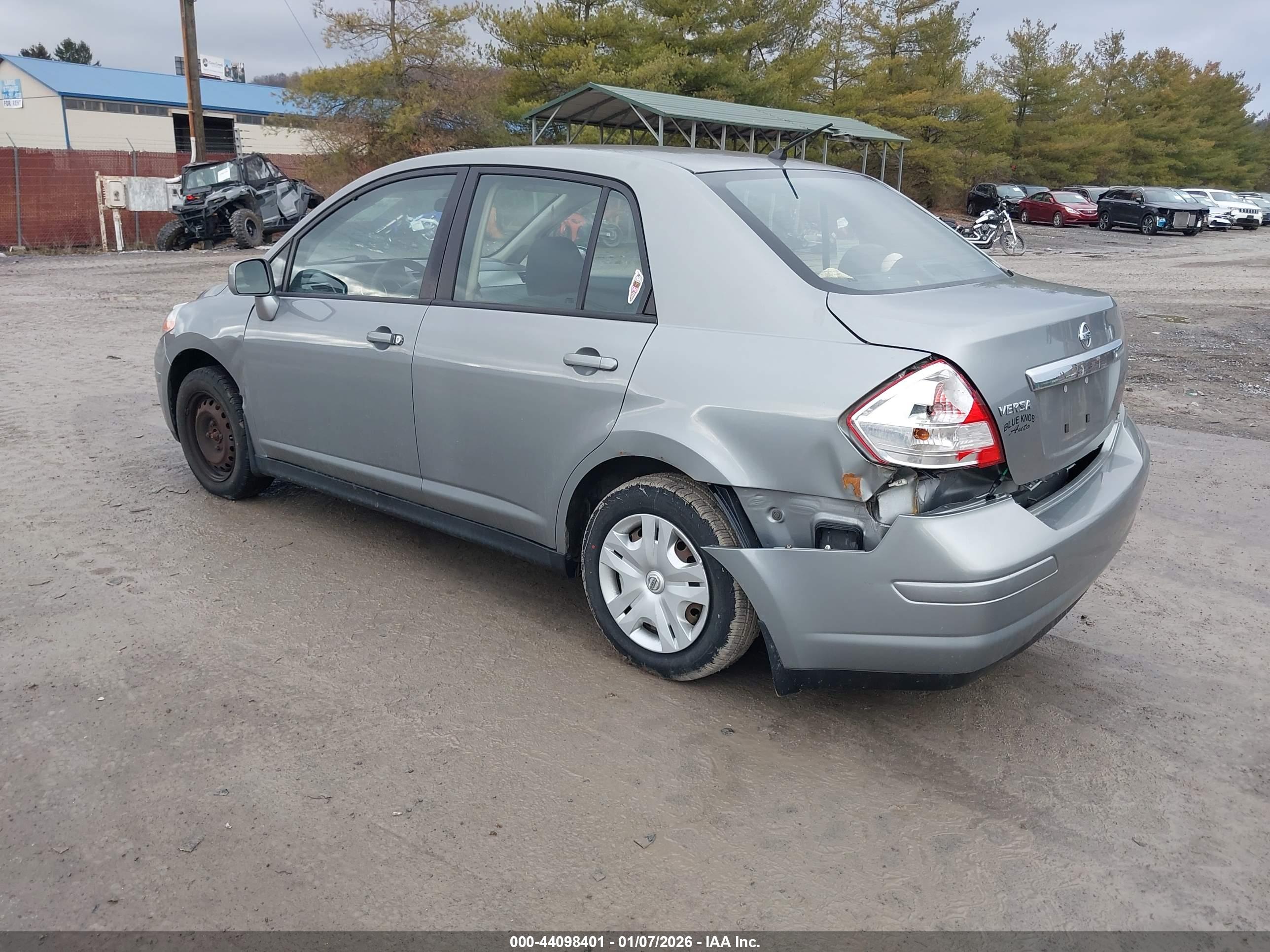 NISSAN VERSA image 3