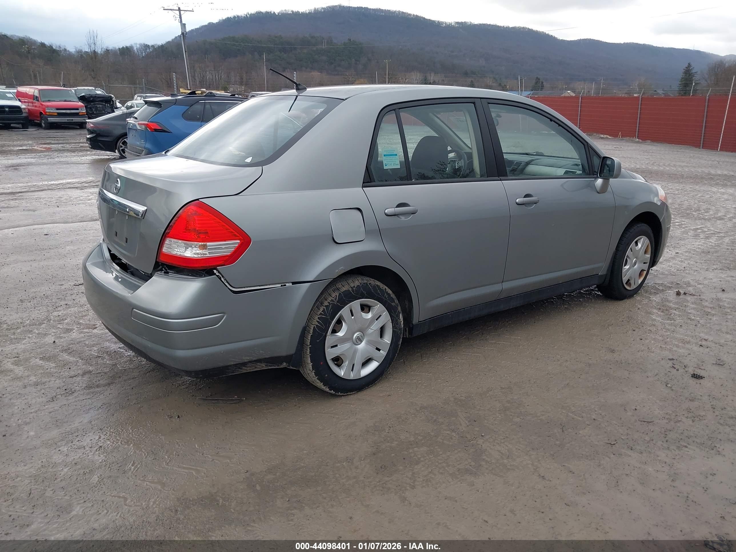 NISSAN VERSA image 4