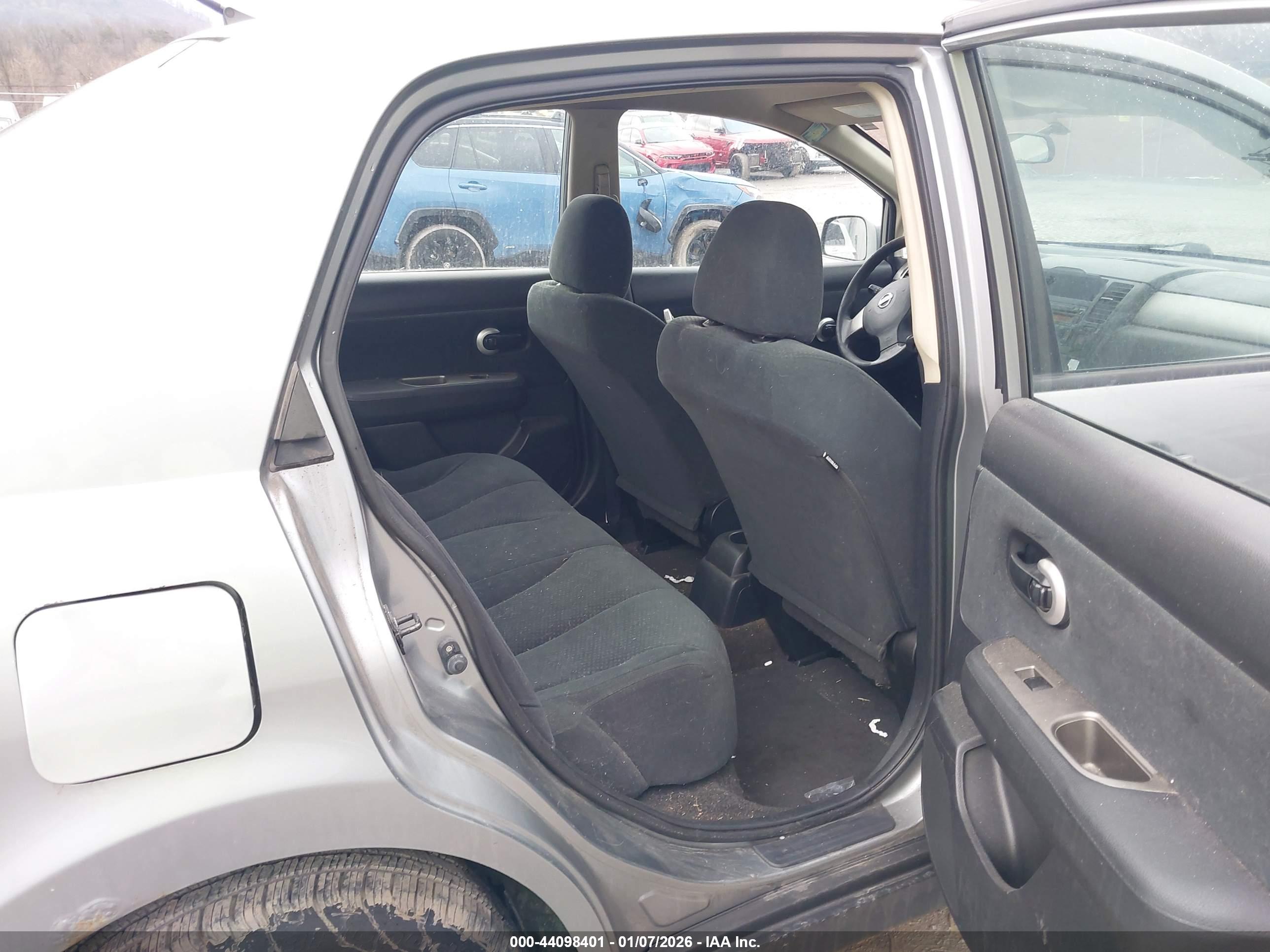 NISSAN VERSA image 8