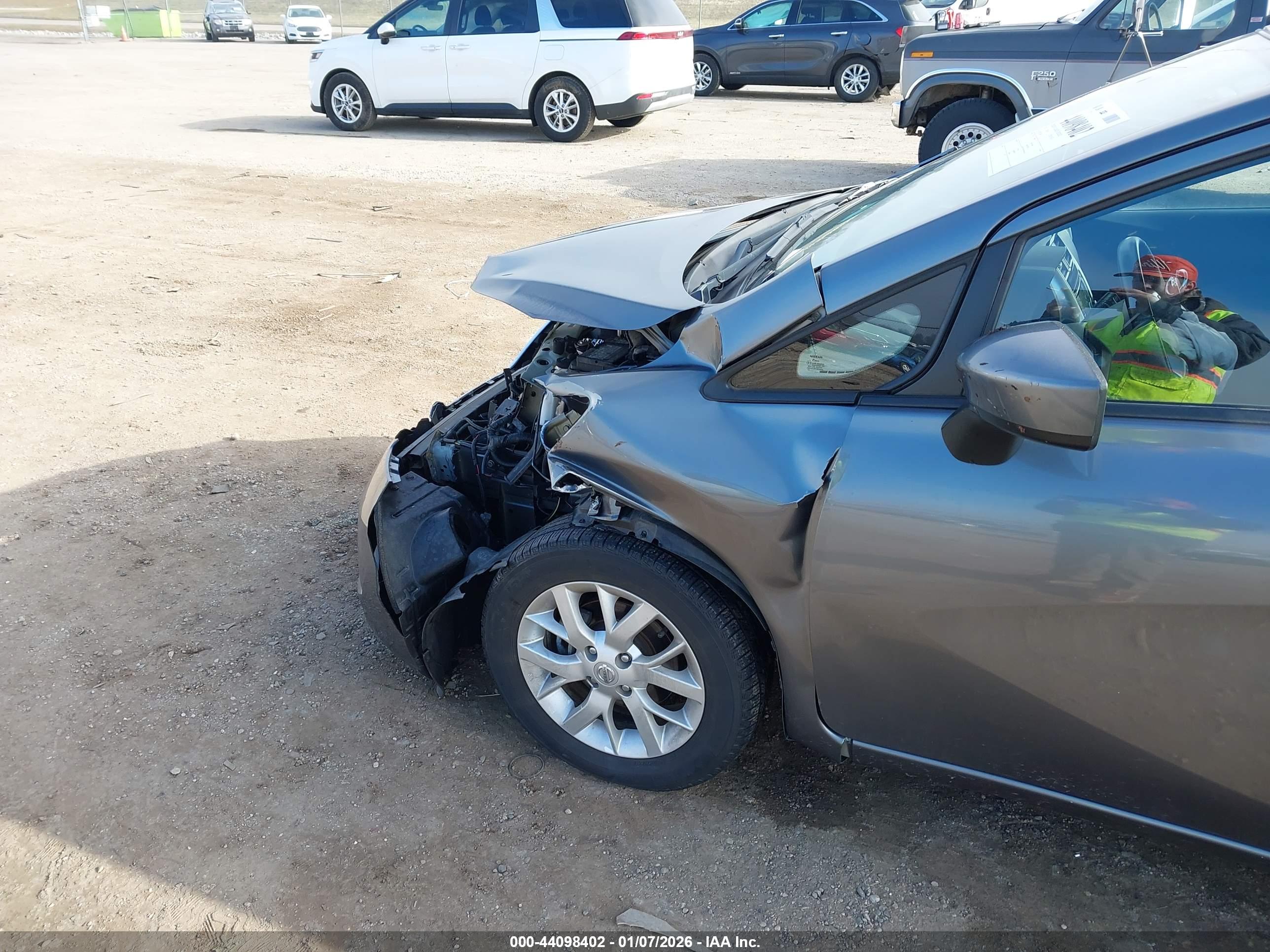 NISSAN VERSA image 6