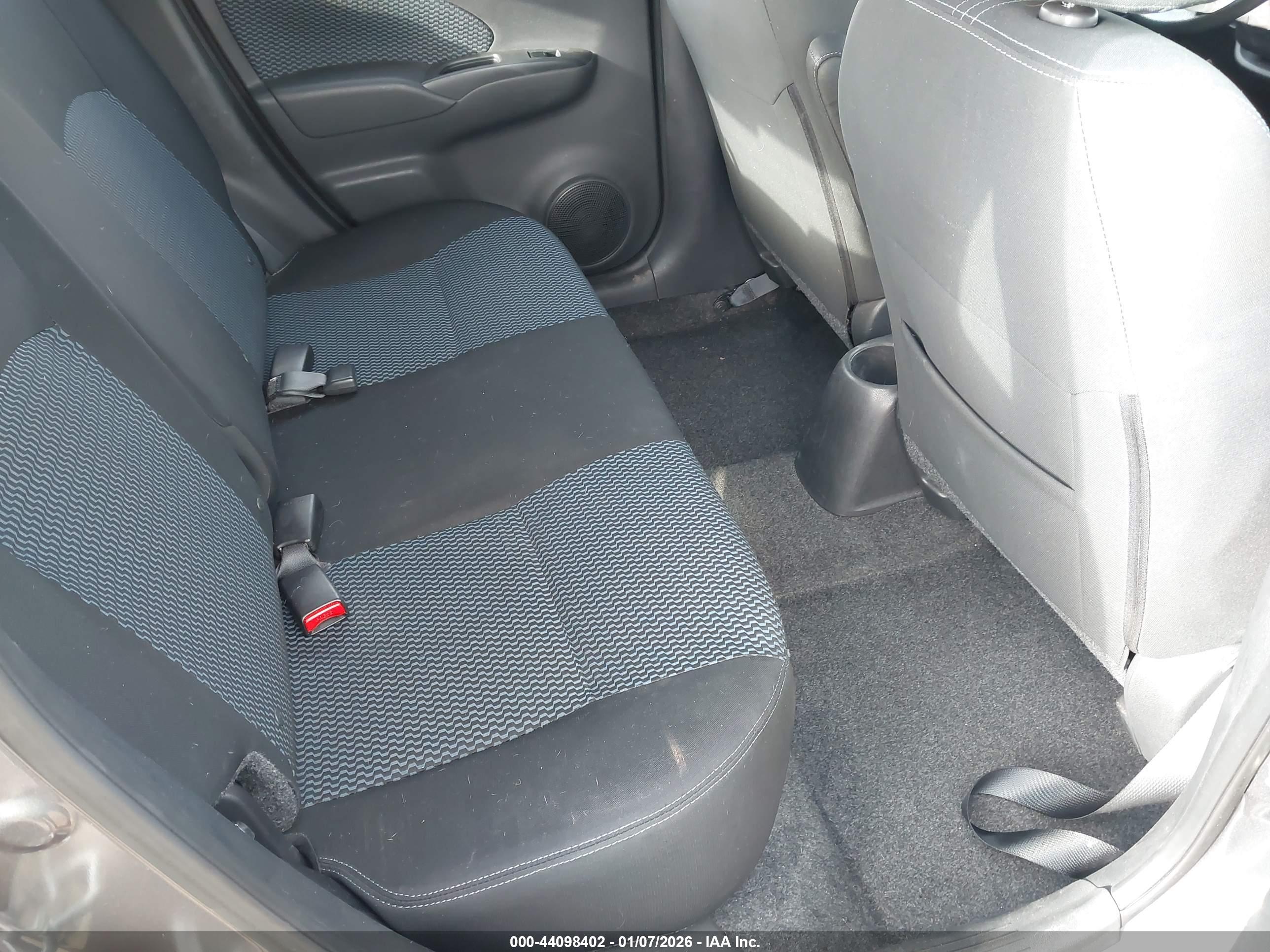 NISSAN VERSA image 8