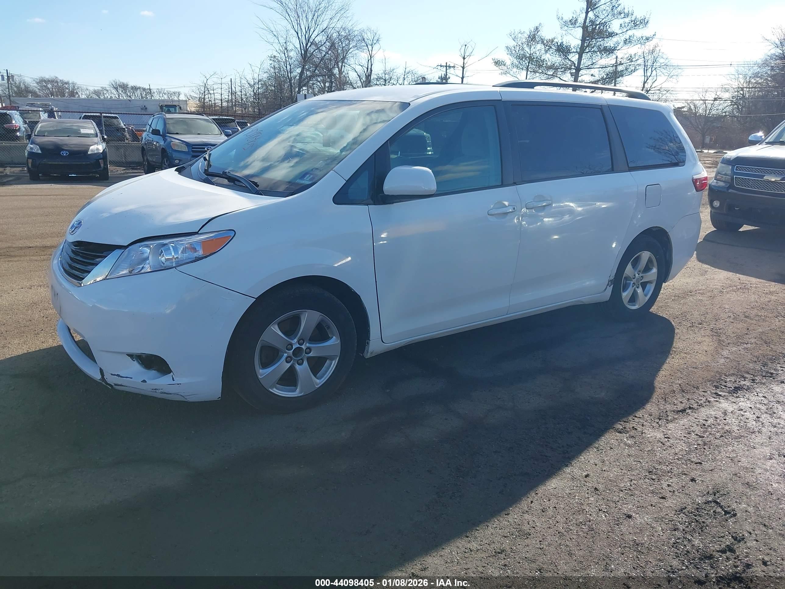 TOYOTA SIENNA image 2