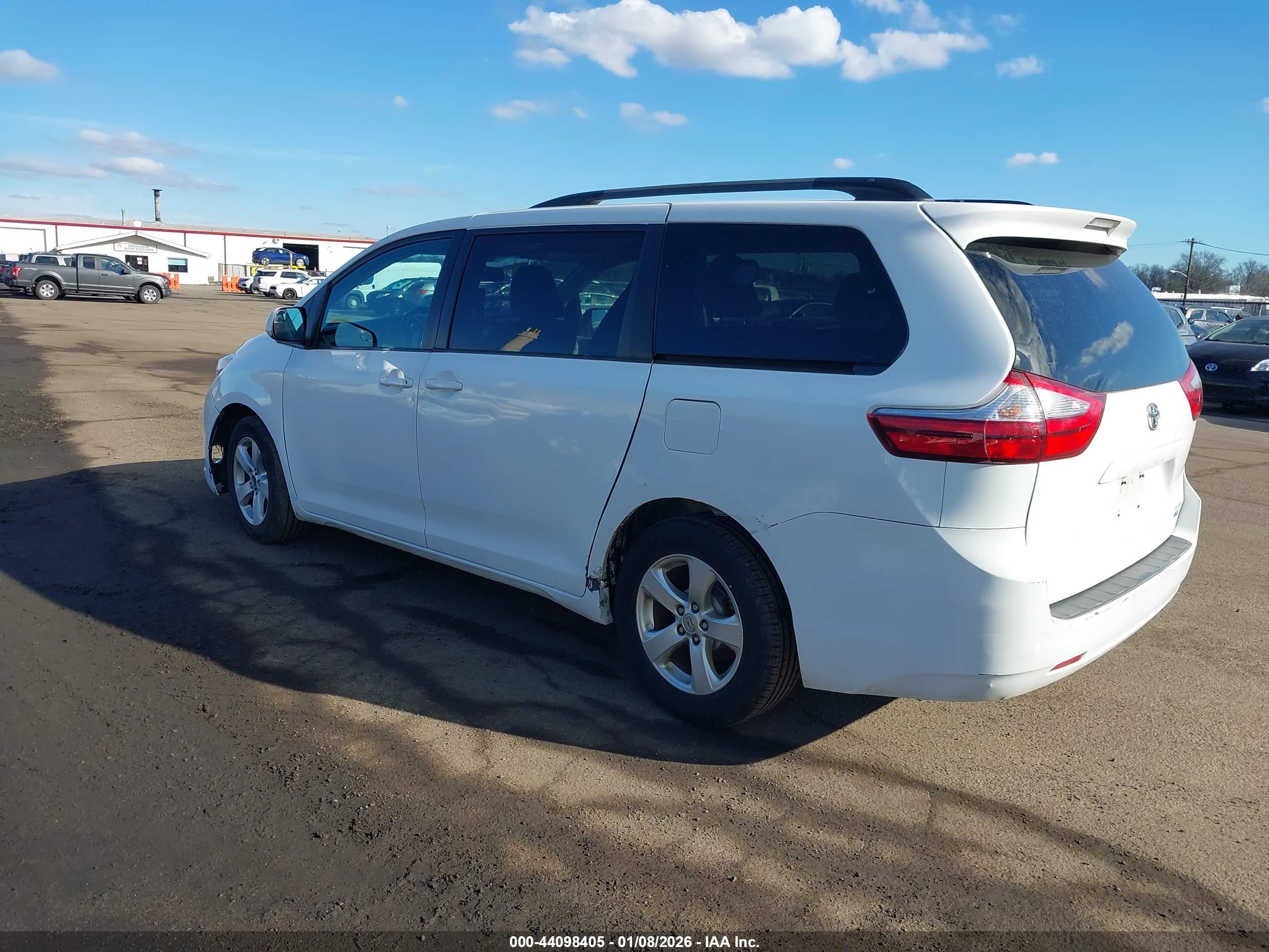 TOYOTA SIENNA image 3