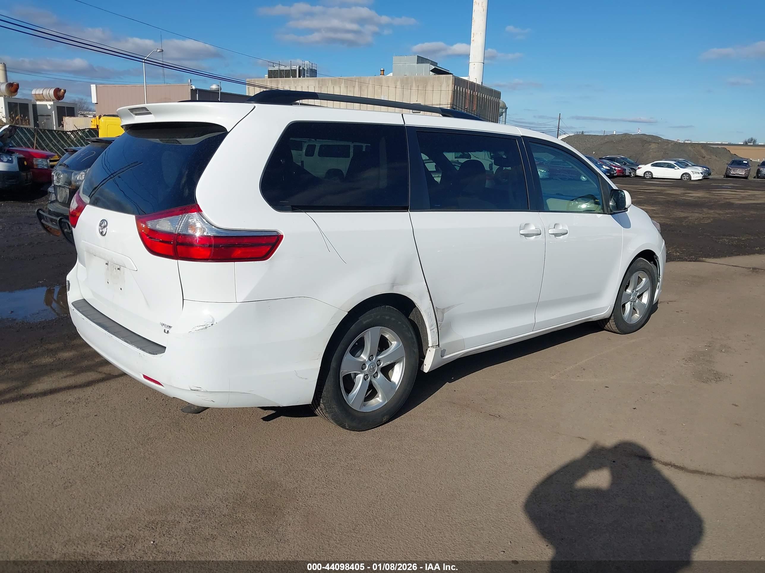TOYOTA SIENNA image 4