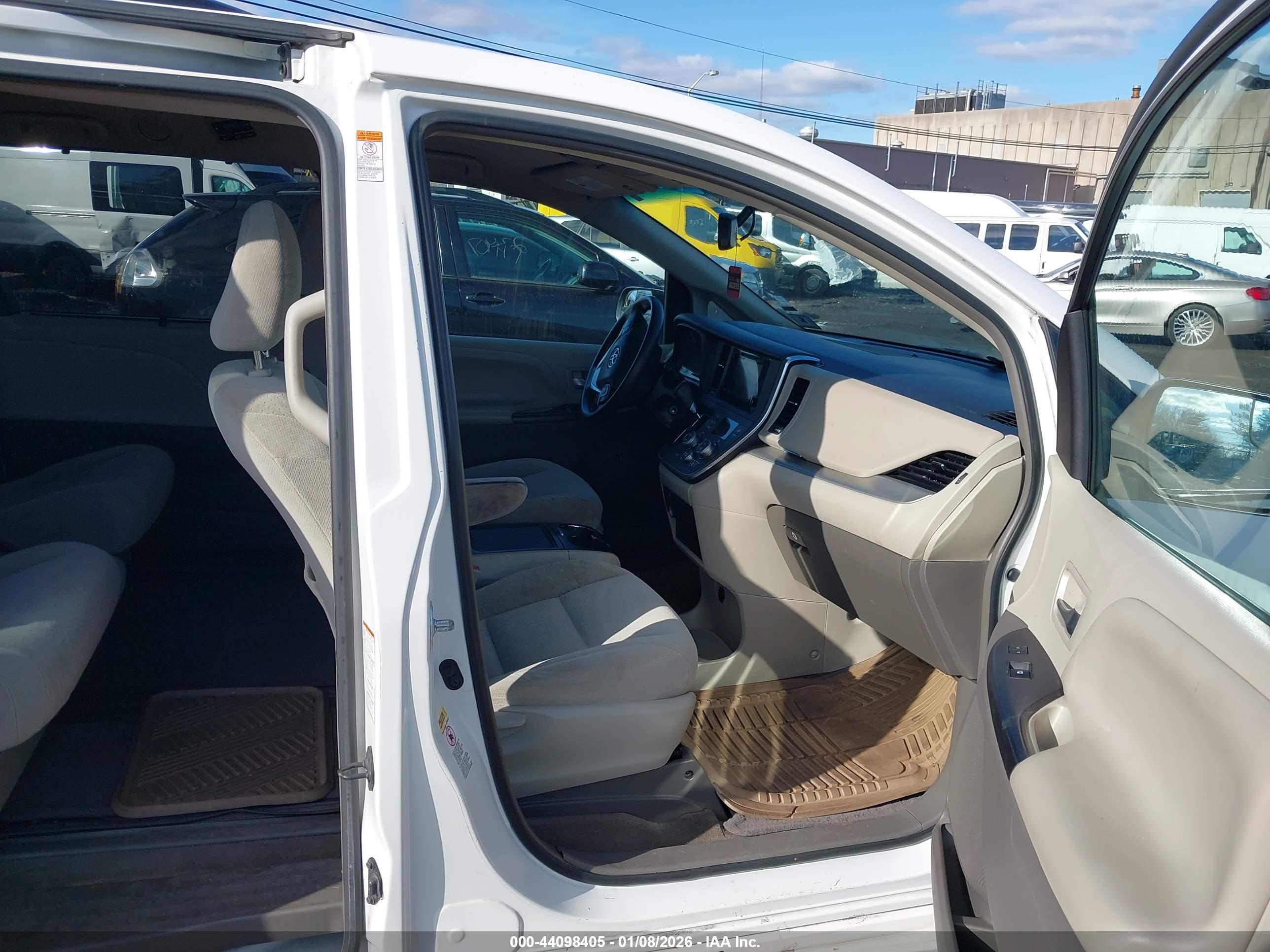 TOYOTA SIENNA image 5