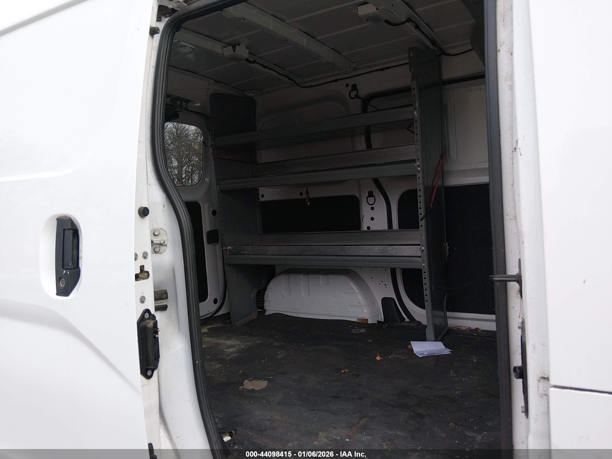 NISSAN NV200 image 8