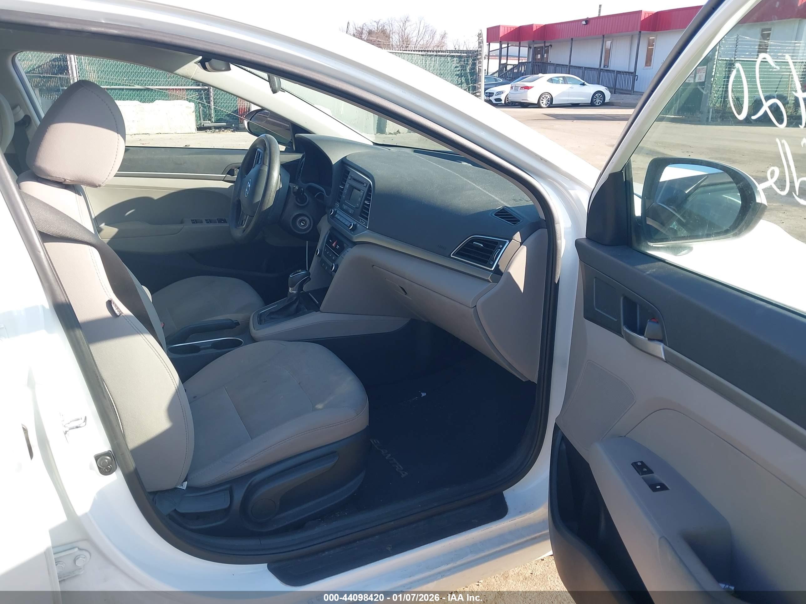 HYUNDAI ELANTRA image 5