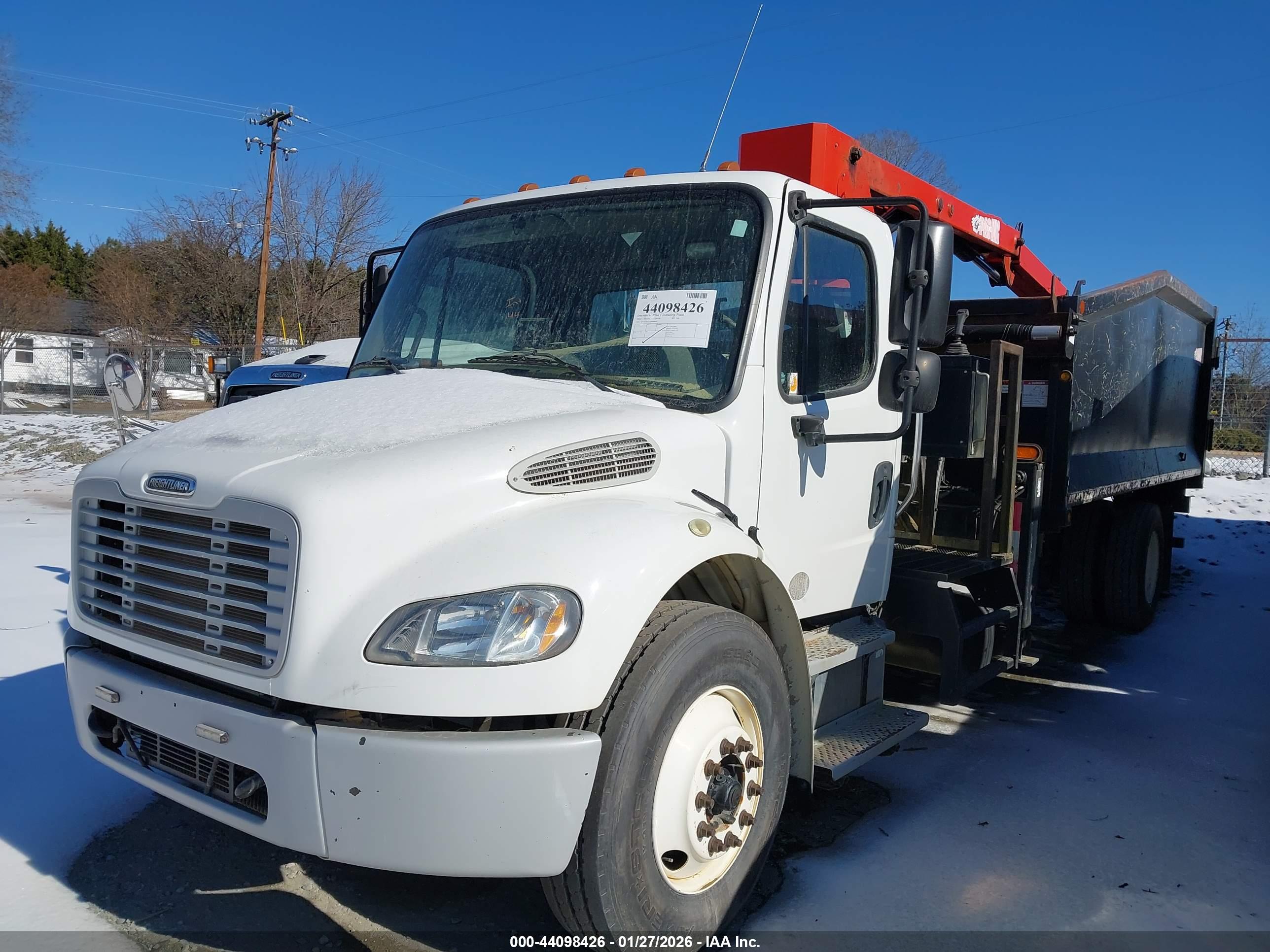 FREIGHTLINER M2 image 2