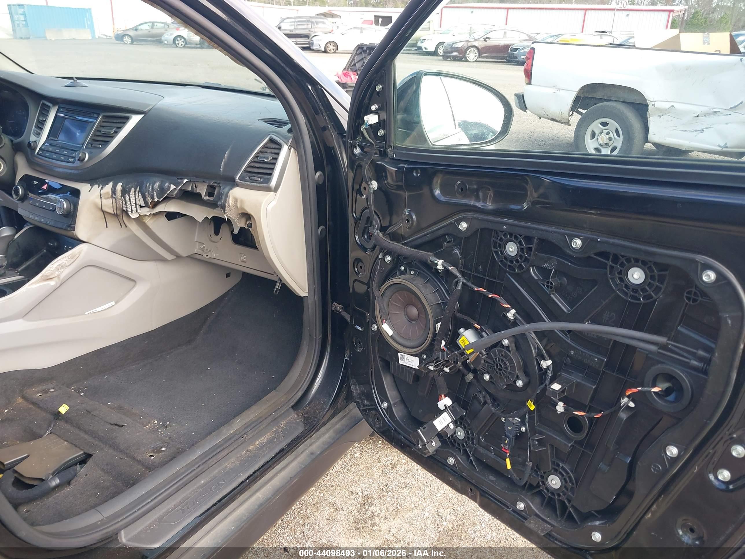 HYUNDAI TUCSON image 6