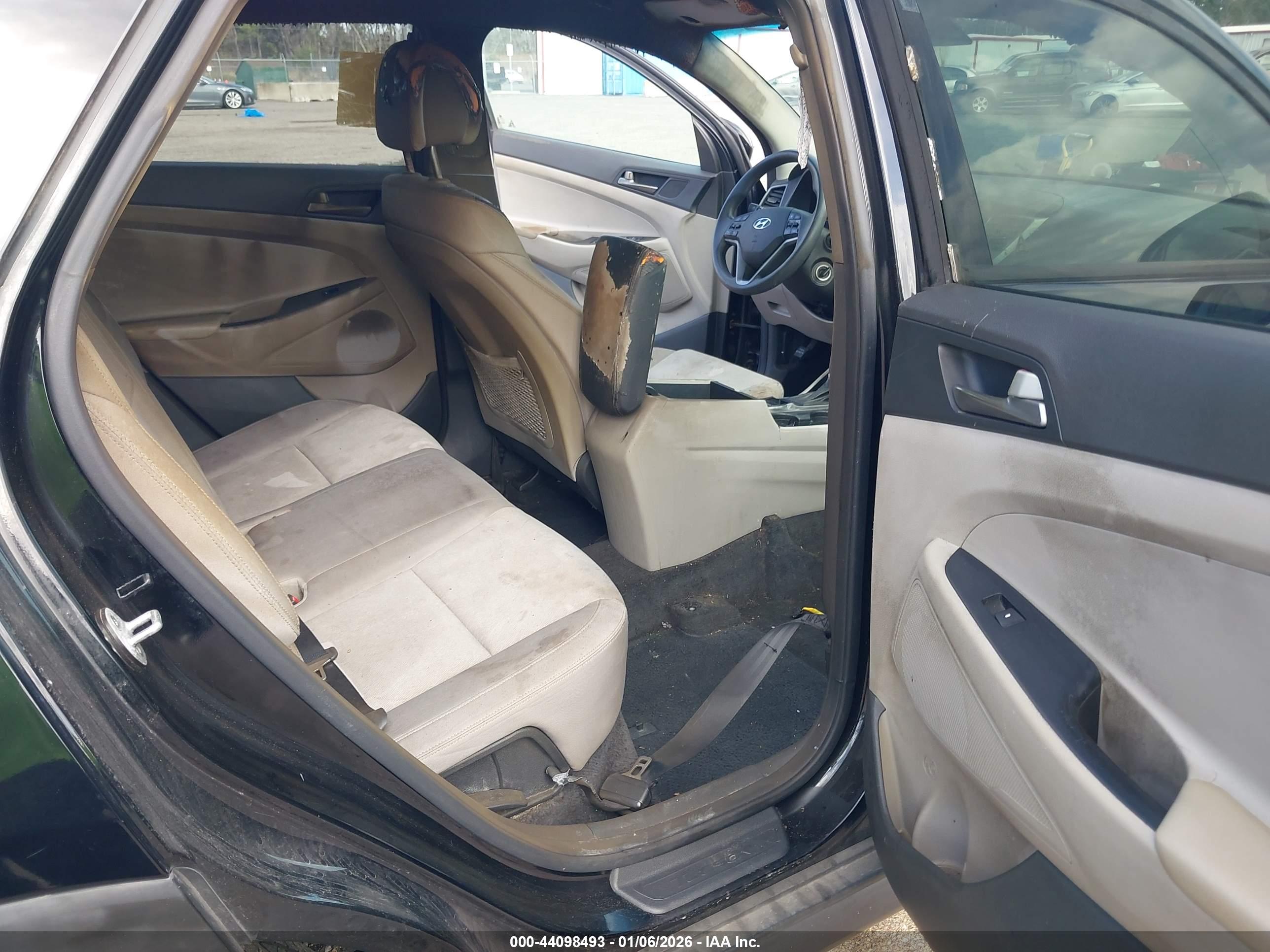 HYUNDAI TUCSON image 8