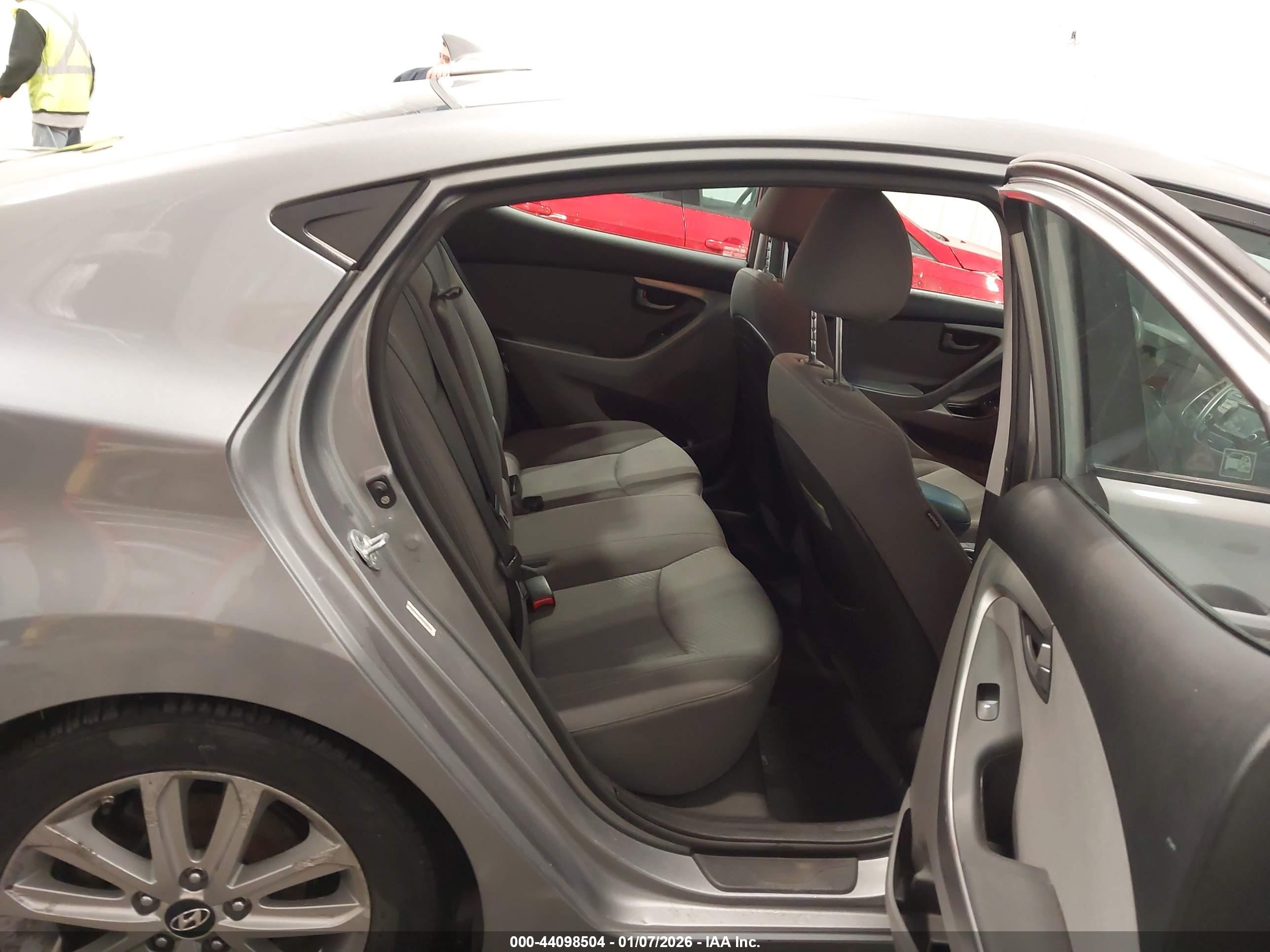 HYUNDAI ELANTRA image 8