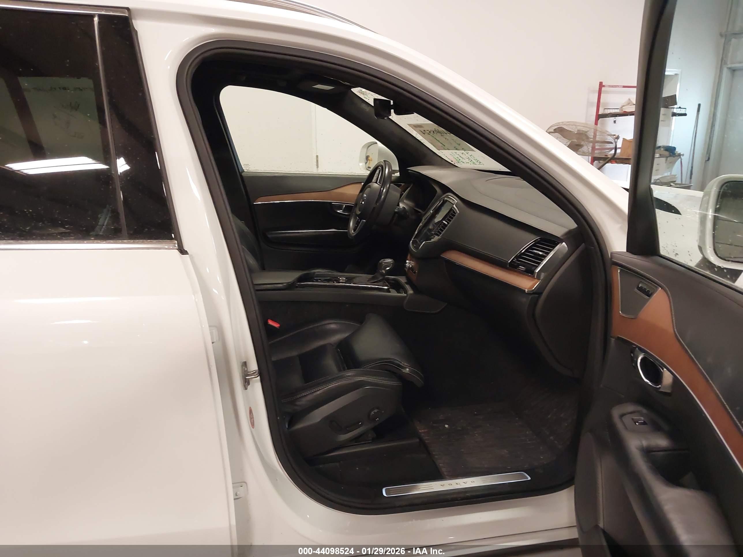 VOLVO XC90 image 5