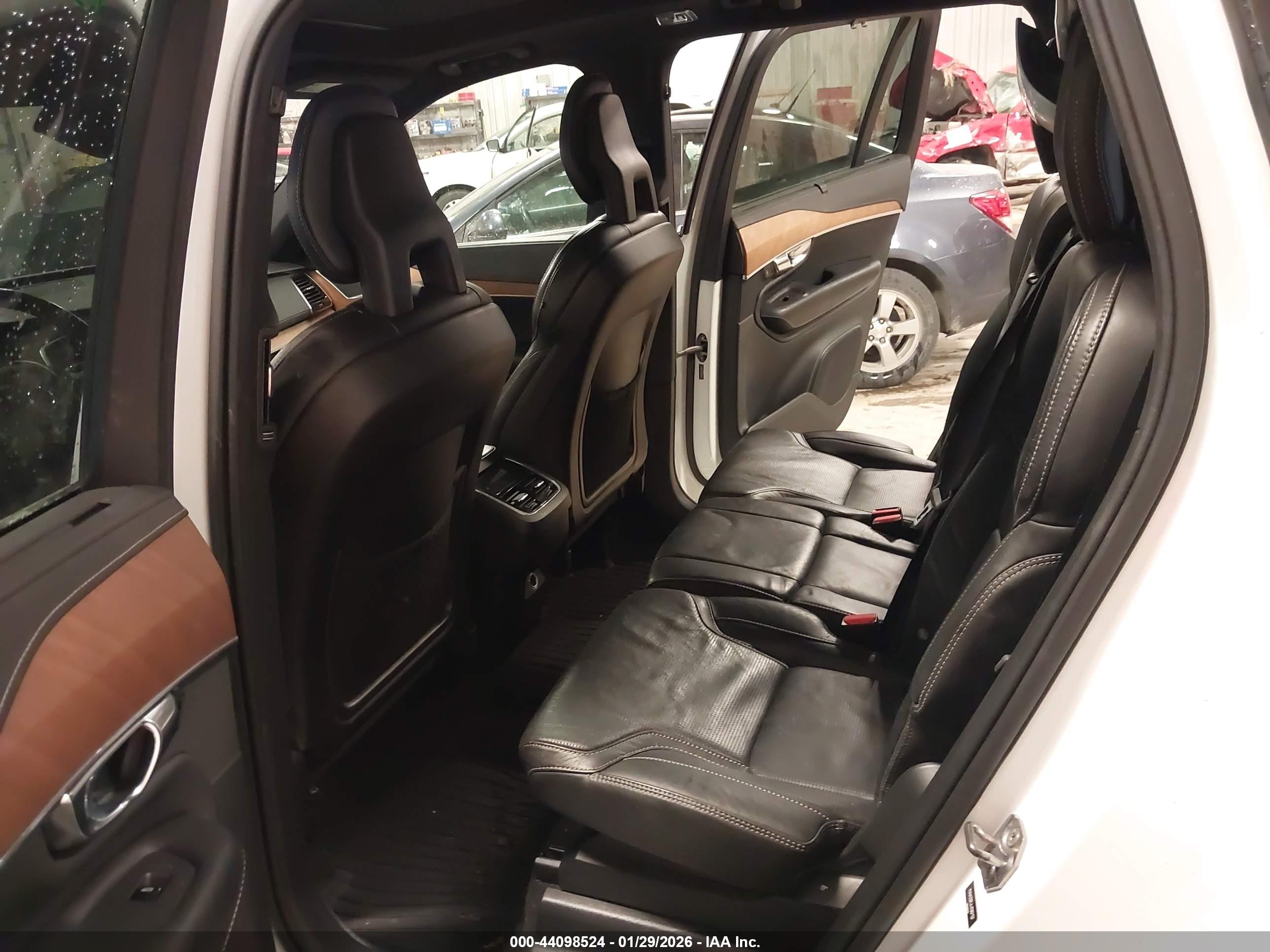 VOLVO XC90 image 8