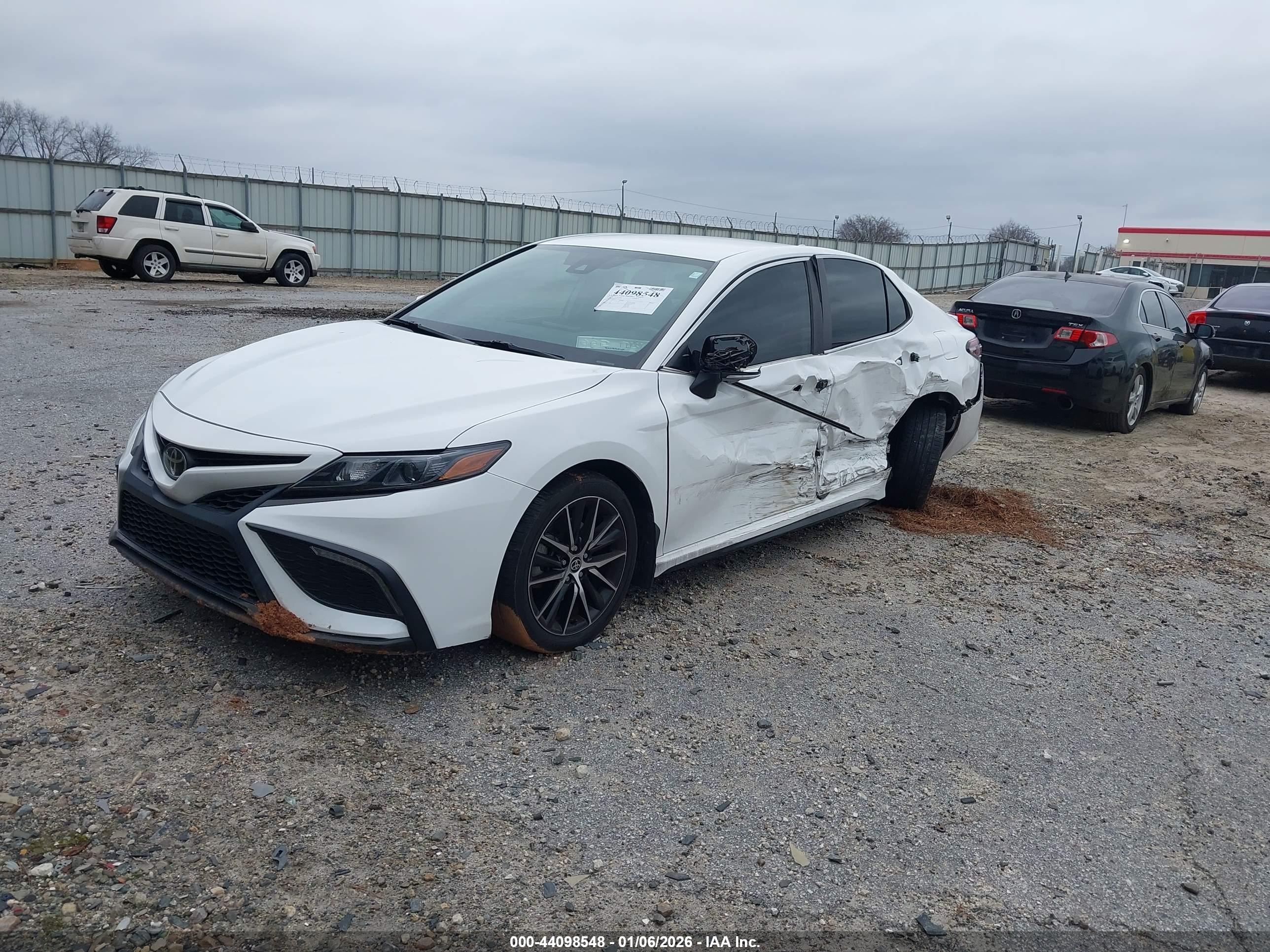 TOYOTA CAMRY image 2