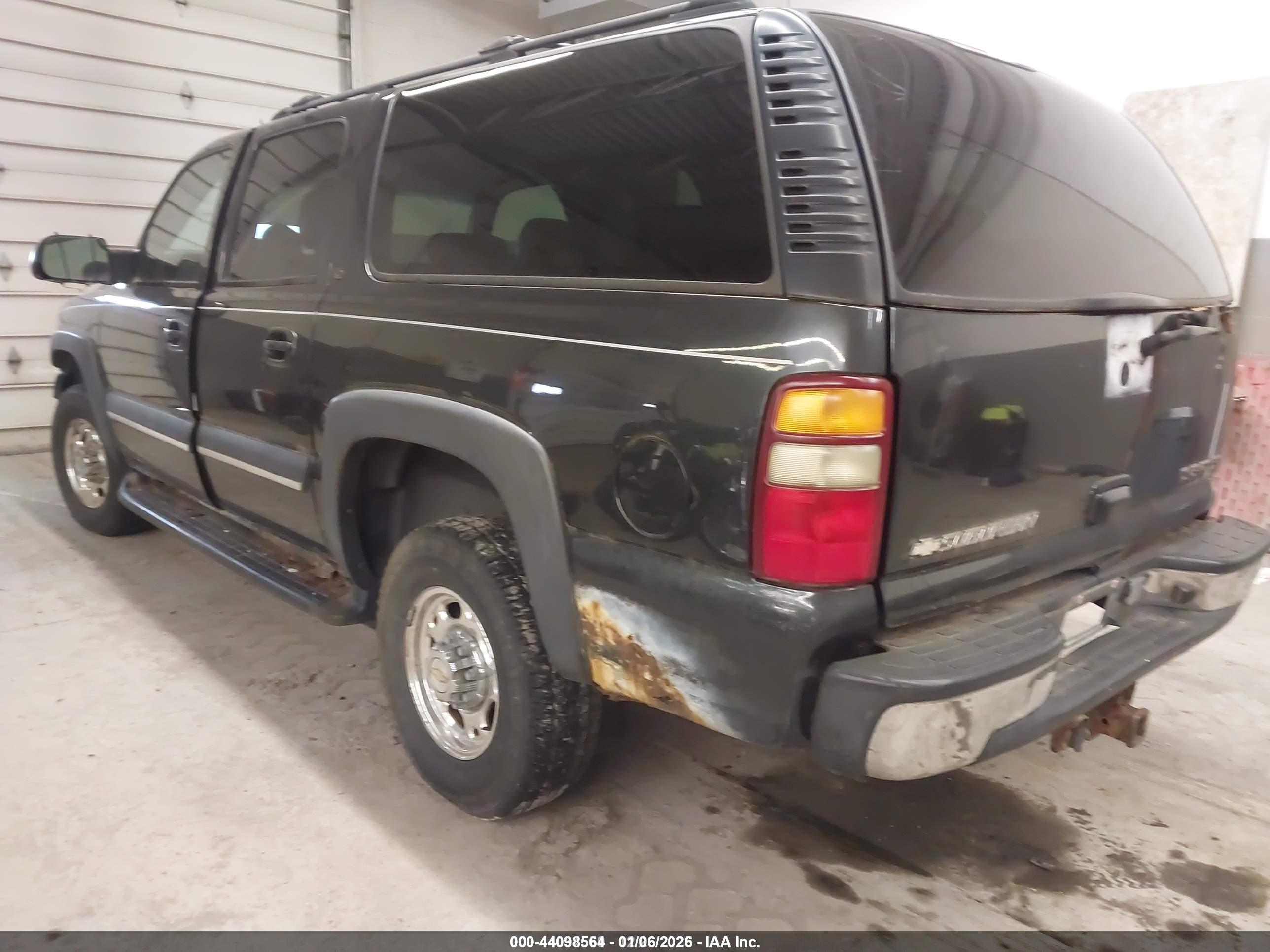 CHEVROLET SUBURBAN image 3